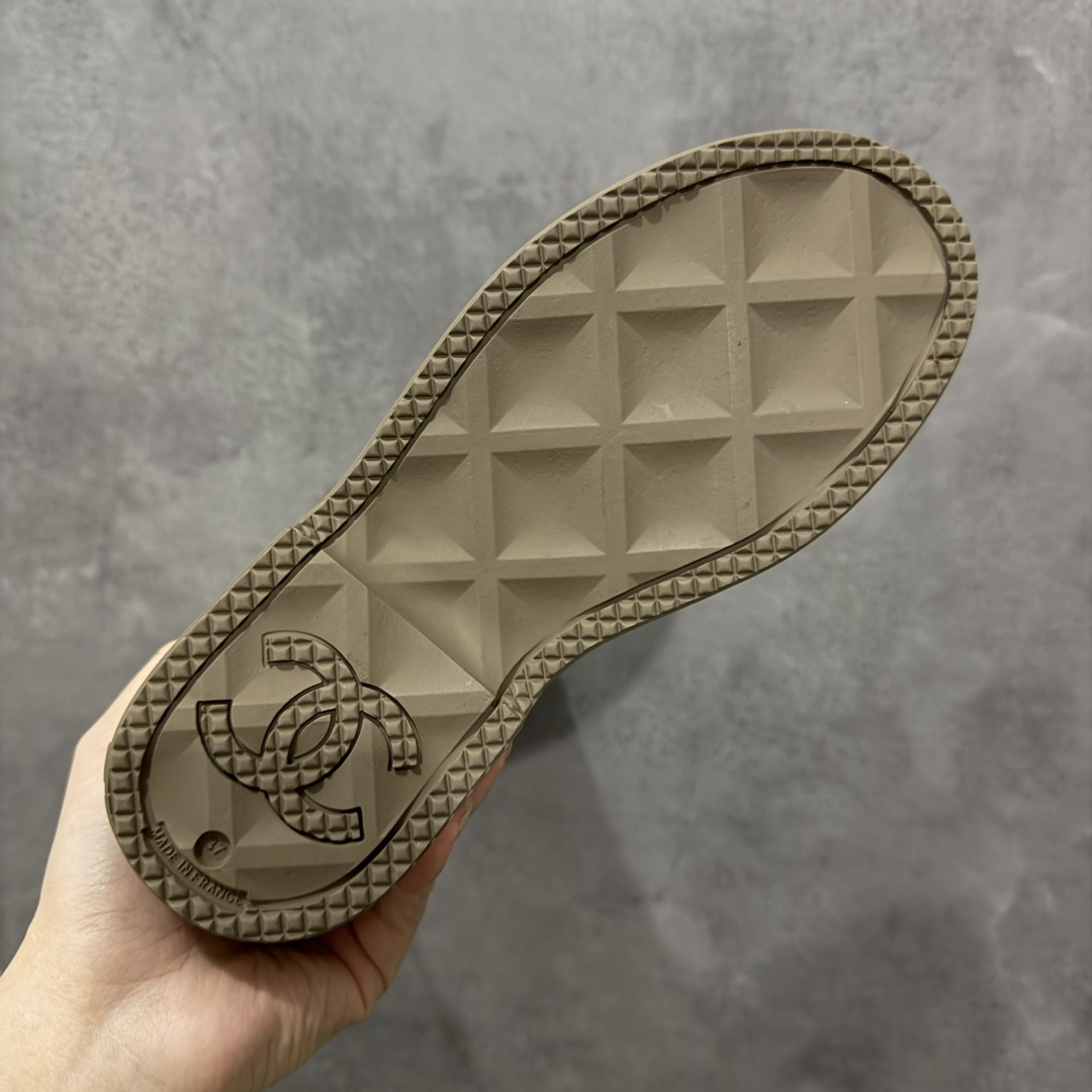 图片[9]-【广东纯原版】Chanel 香奈儿爆款雨靴 全新升级无缝接版本 太好看了，设计风格洋气时尚百搭、超显腿瘦，日常穿搭特时髦 搭什么都不会错 本季必买！谁穿谁美 材料非常有质感很高级！脚感超级柔软舒适 – MATERIAL 🙆TPU#材质 尺码：35-40-选品中心