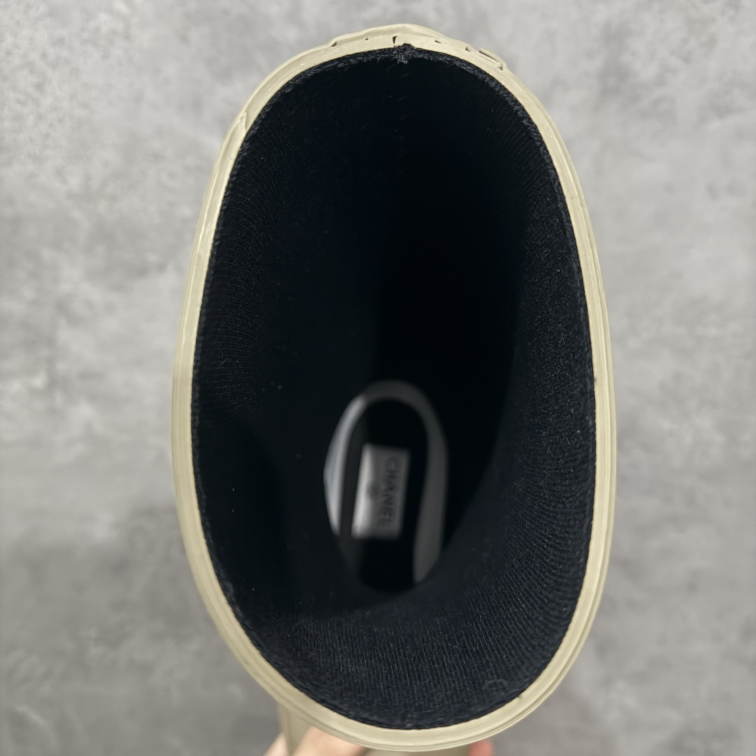 图片[8]-【广东纯原版】Chanel 香奈儿爆款雨靴 全新升级无缝接版本 太好看了，设计风格洋气时尚百搭、超显腿瘦，日常穿搭特时髦 搭什么都不会错 本季必买！谁穿谁美 材料非常有质感很高级！脚感超级柔软舒适 – MATERIAL 🙆TPU#材质 尺码：35-40-选品中心