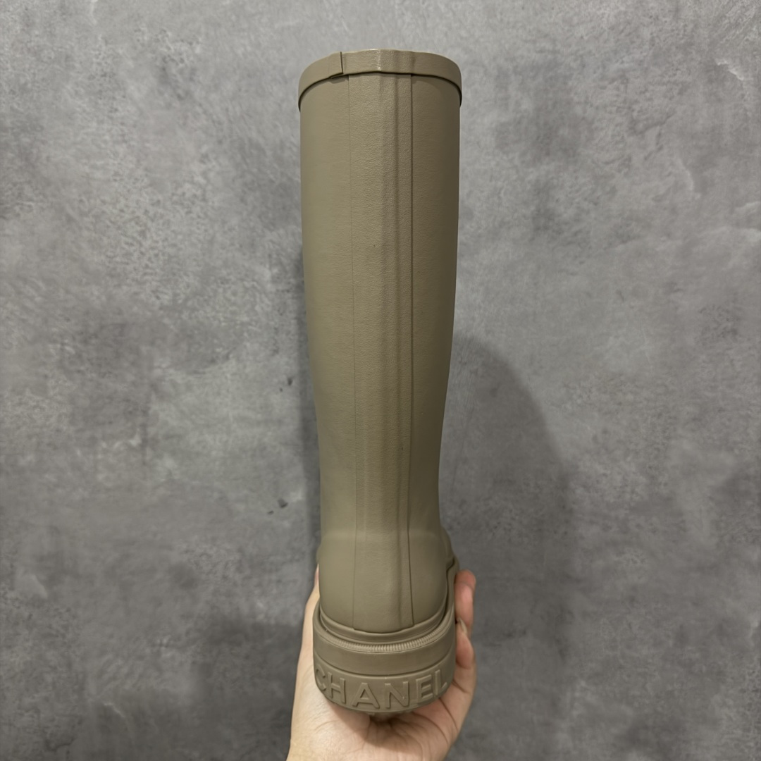 图片[4]-【广东纯原版】Chanel 香奈儿爆款雨靴 全新升级无缝接版本 太好看了，设计风格洋气时尚百搭、超显腿瘦，日常穿搭特时髦 搭什么都不会错 本季必买！谁穿谁美 材料非常有质感很高级！脚感超级柔软舒适 – MATERIAL 🙆TPU#材质 尺码：35-40-选品中心
