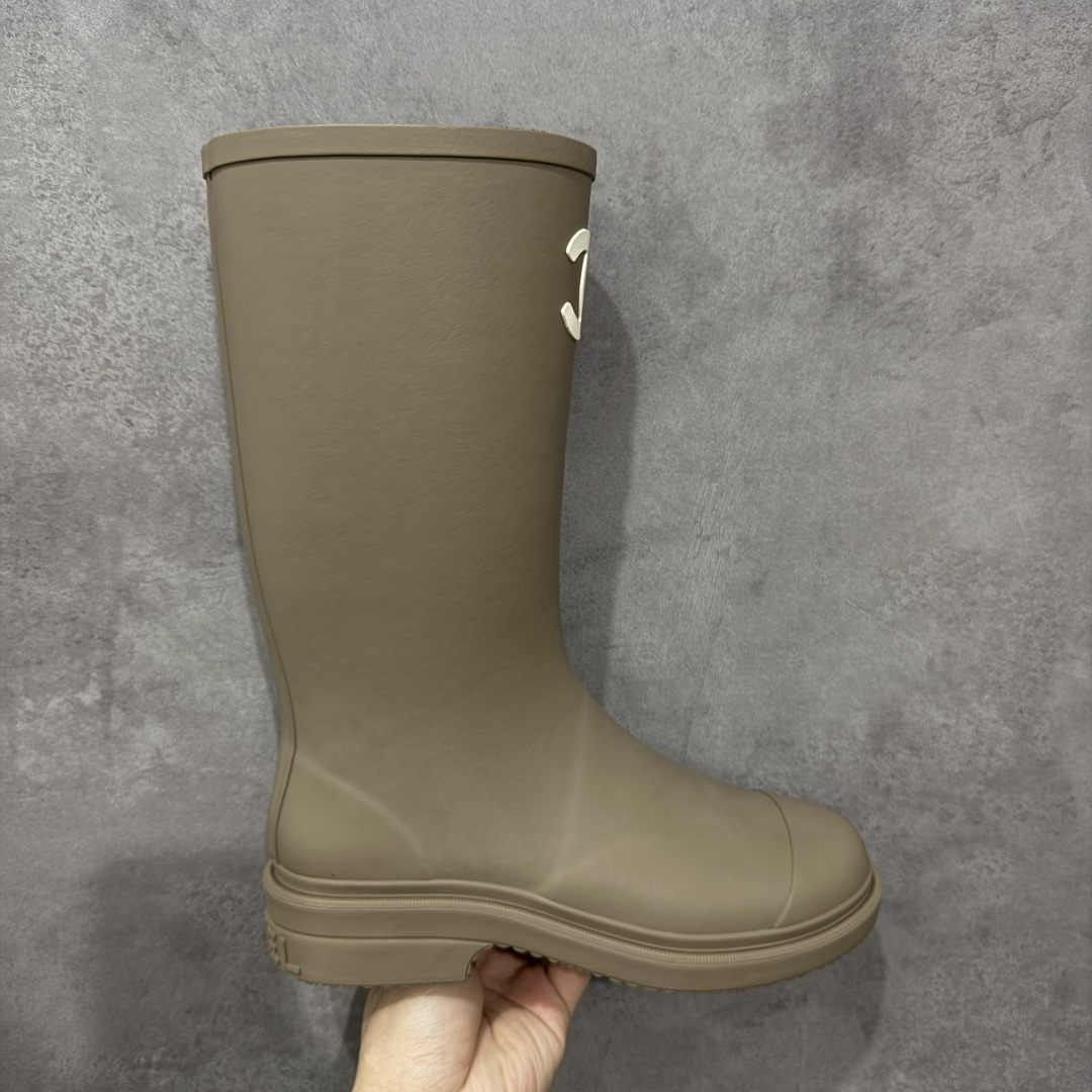 【广东纯原版】Chanel 香奈儿爆款雨靴 全新升级无缝接版本 太好看了,设计风格洋气时尚百搭、超显腿瘦,日常穿搭特时髦 搭什么都不会错 本季必买!谁穿谁美 材料非常有质感很高级!脚感超级柔软舒适 - MATERIAL 🙆TPU#材质 尺码:35-40-选品中心