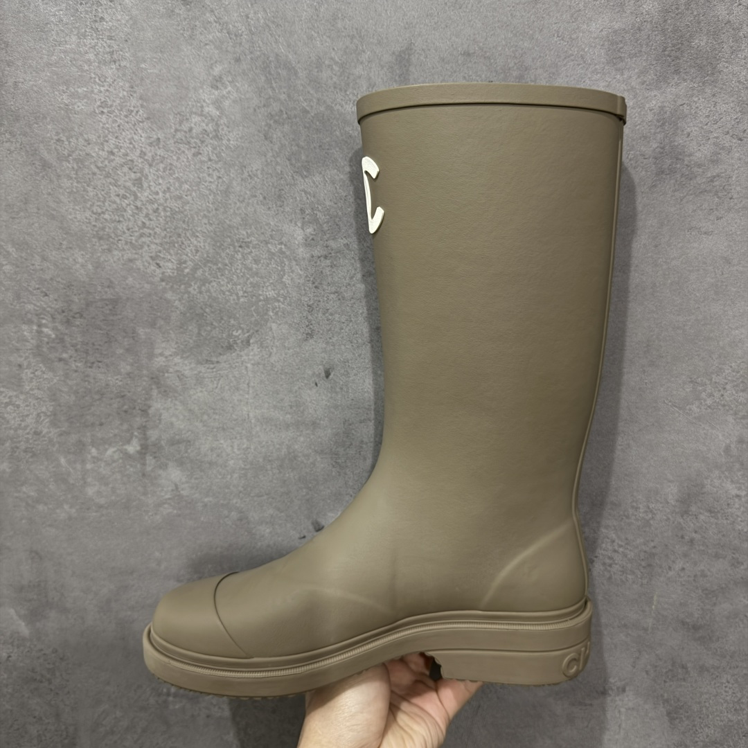 图片[2]-【广东纯原版】Chanel 香奈儿爆款雨靴 全新升级无缝接版本 太好看了，设计风格洋气时尚百搭、超显腿瘦，日常穿搭特时髦 搭什么都不会错 本季必买！谁穿谁美 材料非常有质感很高级！脚感超级柔软舒适 – MATERIAL 🙆TPU#材质 尺码：35-40-选品中心