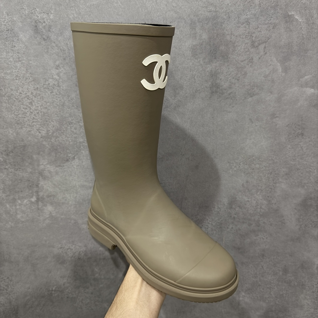 图片[3]-【广东纯原版】Chanel 香奈儿爆款雨靴 全新升级无缝接版本 太好看了，设计风格洋气时尚百搭、超显腿瘦，日常穿搭特时髦 搭什么都不会错 本季必买！谁穿谁美 材料非常有质感很高级！脚感超级柔软舒适 – MATERIAL 🙆TPU#材质 尺码：35-40-选品中心