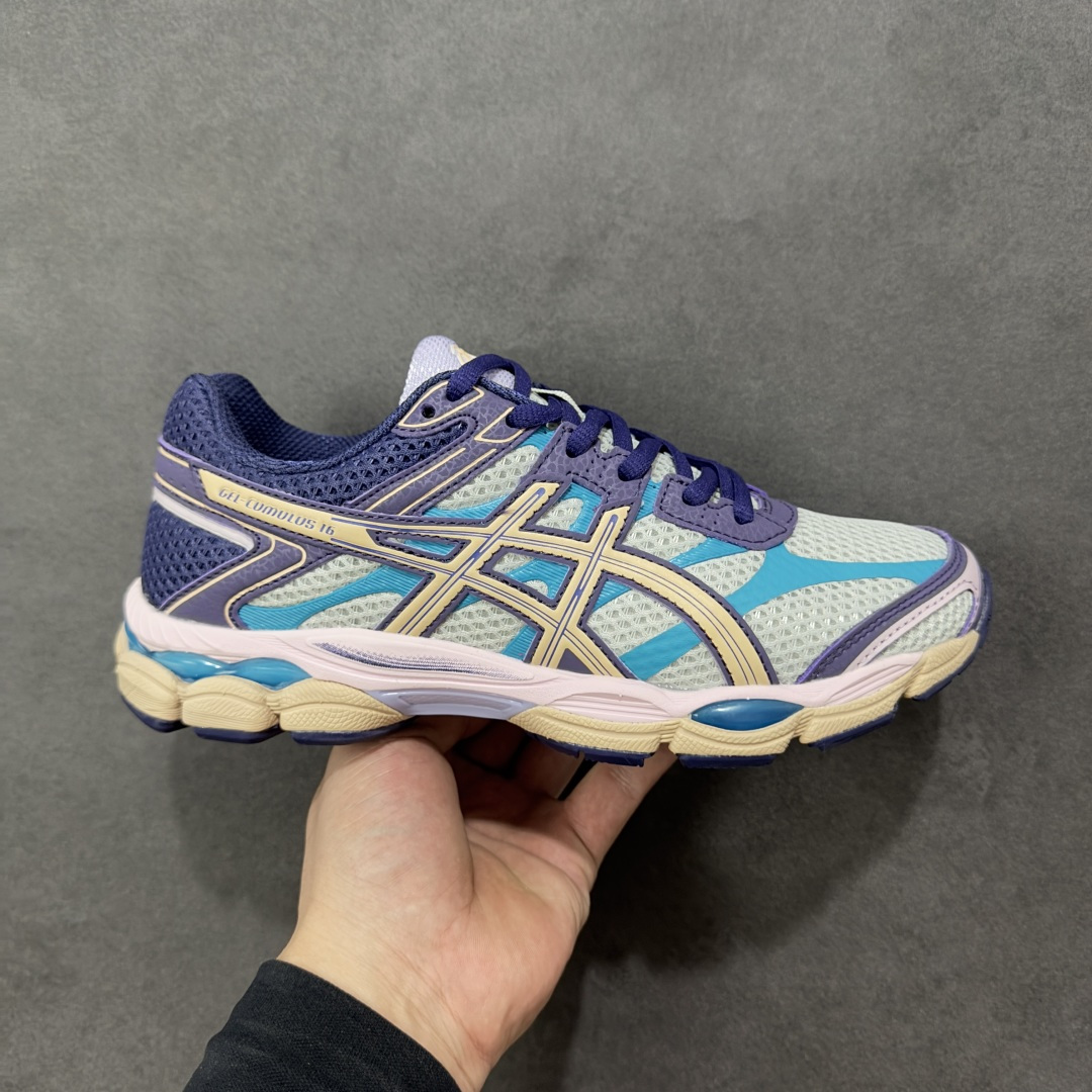 【公司级】Asics Gel-Cumulus 16 亚瑟士复古时尚缓震运动跑步鞋 鞋面采用无缝线工程网眼设计,全面升级的FF BLAST™ PLUS泡棉,更轻、更弹、更耐久。相比前代更轻盈鞋底采用了轻质发泡材料,并在后跟和前掌处采用了亚瑟士核心科技GEL缓震胶,赋予鞋款强大的缓冲性能,提供了更柔软舒适的穿着体验。AHAR® PLUS超耐磨橡胶大底,延长跑鞋使用寿命。 货号:1203A763-020 尺码:36 37 37.5 38 39 39.5 40 40.5 41.5 42 42.5 43.5 44 45 编码:AMB260270-选品中心