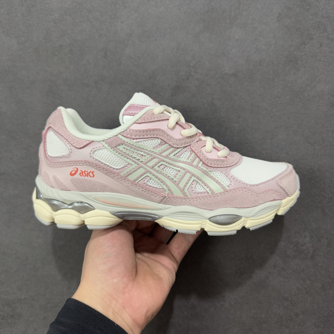 【公司级】Asics Gel-Cumulus 16 亚瑟士复古时尚缓震运动跑步鞋 鞋面采用无缝线工程网眼设计,全面升级的FF BLAST™ PLUS泡棉,更轻、更弹、更耐久。相比前代更轻盈鞋底采用了轻质发泡材料,并在后跟和前掌处采用了亚瑟士核心科技GEL缓震胶,赋予鞋款强大的缓冲性能,提供了更柔软舒适的穿着体验。AHAR® PLUS超耐磨橡胶大底,延长跑鞋使用寿命。 货号:1203A733-101 尺码:36 37 37.5 38 39 39.5 40 40.5 41.5 42 42.5 43.5 44 45 编码:AMB260270-选品中心