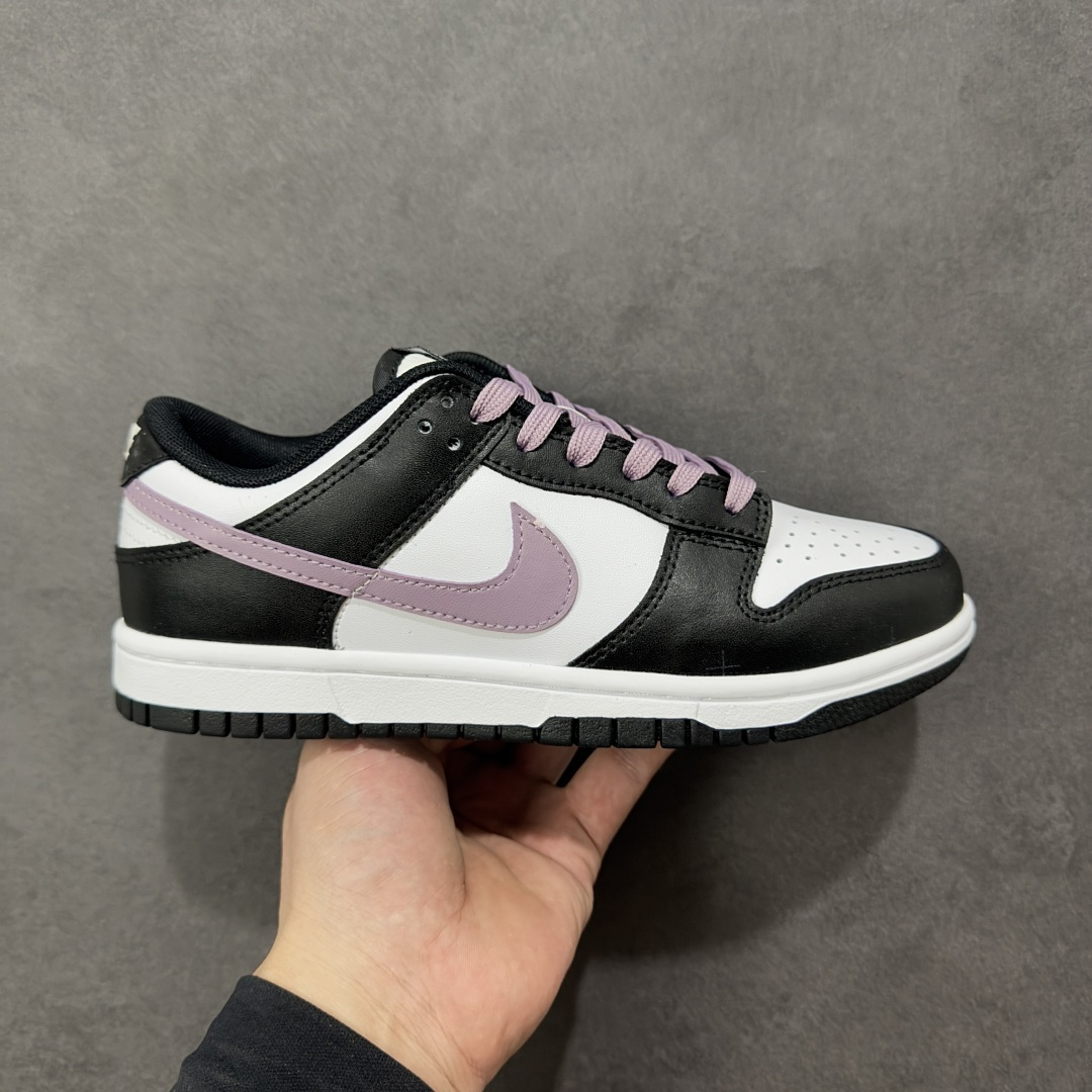 【YC版】Nike Dunk Low 香芋浪漫 黑白紫 当街头风邂逅香芋紫的温柔,以经典黑白为画布,主调是宛如香芋牛奶般的灰紫色,侧身Swoosh如月光丝带,营造出细腻的渐变层次,自带高级滤镜。无论是搭配裙装的温柔,还是搭配牛仔裤的随性,它都能轻松驾驭,成为你日常穿搭的点睛之笔。 货号: DD1391-100 尺码: 35.5 36 36.5 37.5 38 38.5 39 40 编码:HXSB290300-选品中心