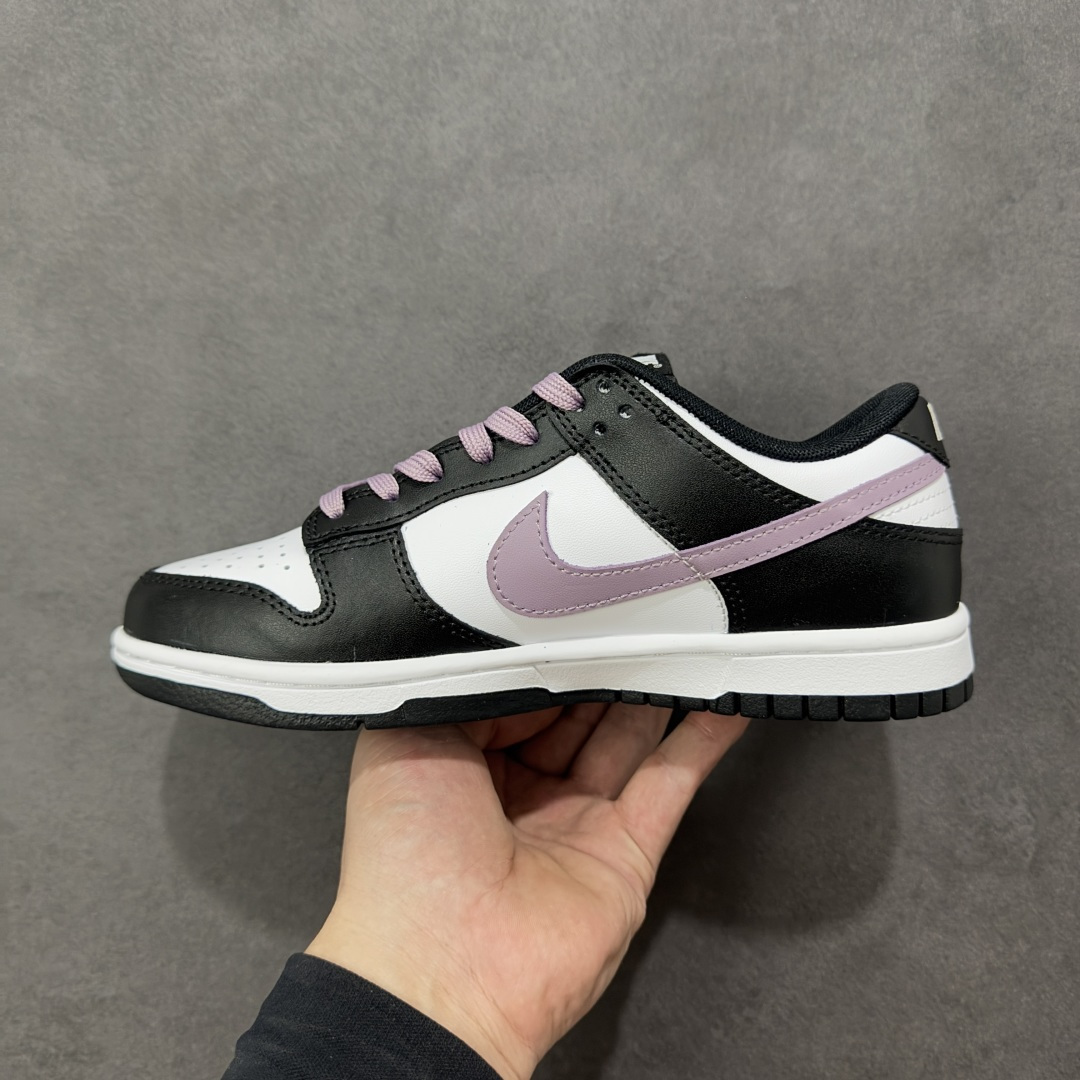 图片[2]-【YC版】Nike Dunk Low 香芋浪漫 黑白紫 当街头风邂逅香芋紫的温柔，以经典黑白为画布，主调是宛如香芋牛奶般的灰紫色，侧身Swoosh如月光丝带，营造出细腻的渐变层次，自带高级滤镜。无论是搭配裙装的温柔，还是搭配牛仔裤的随性，它都能轻松驾驭，成为你日常穿搭的点睛之笔。 货号： DD1391-100 尺码： 35.5 36 36.5 37.5 38 38.5 39 40 编码：HXSB290300-选品中心