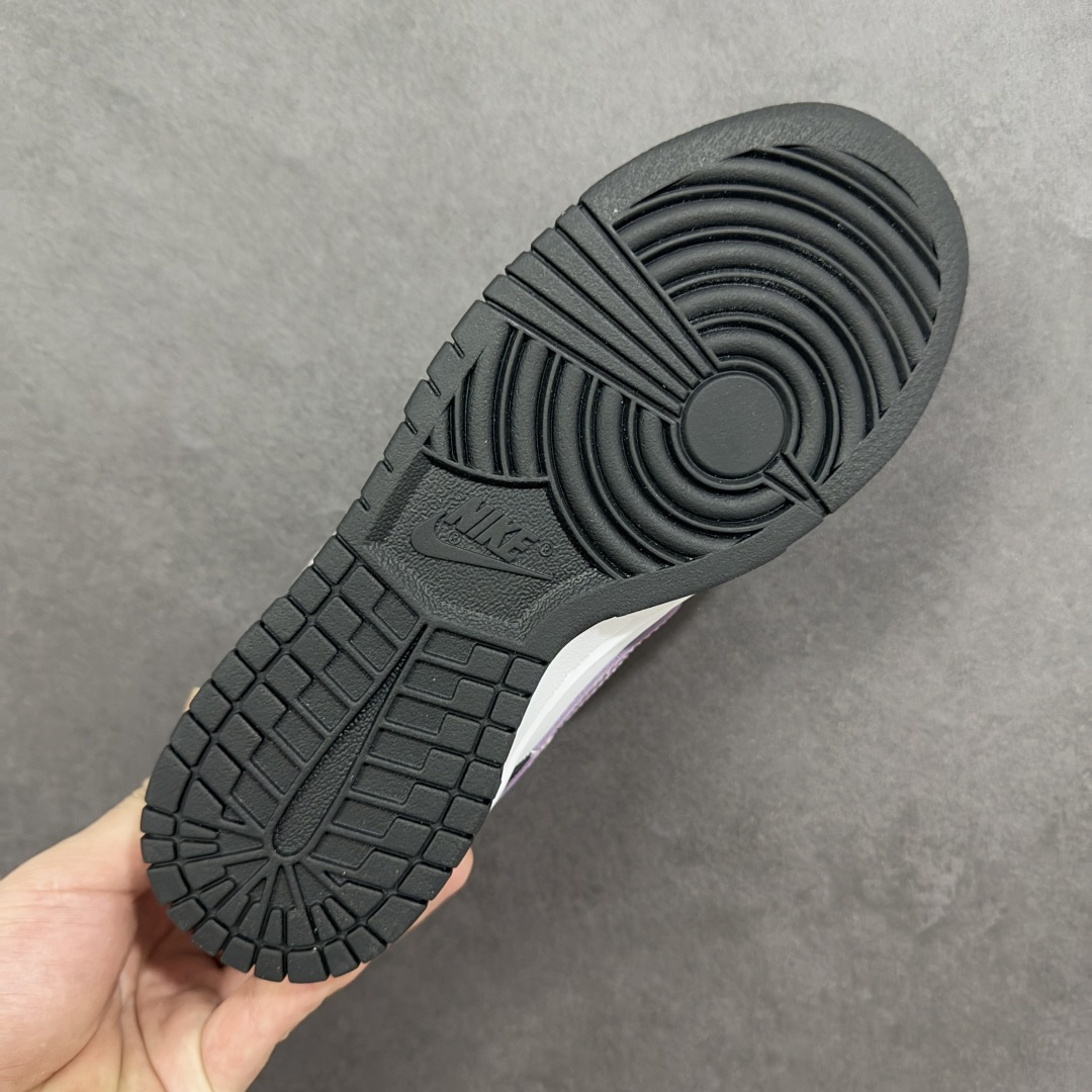 图片[9]-【YC版】Nike Dunk Low 香芋浪漫 黑白紫 当街头风邂逅香芋紫的温柔，以经典黑白为画布，主调是宛如香芋牛奶般的灰紫色，侧身Swoosh如月光丝带，营造出细腻的渐变层次，自带高级滤镜。无论是搭配裙装的温柔，还是搭配牛仔裤的随性，它都能轻松驾驭，成为你日常穿搭的点睛之笔。 货号： DD1391-100 尺码： 35.5 36 36.5 37.5 38 38.5 39 40 编码：HXSB290300-选品中心