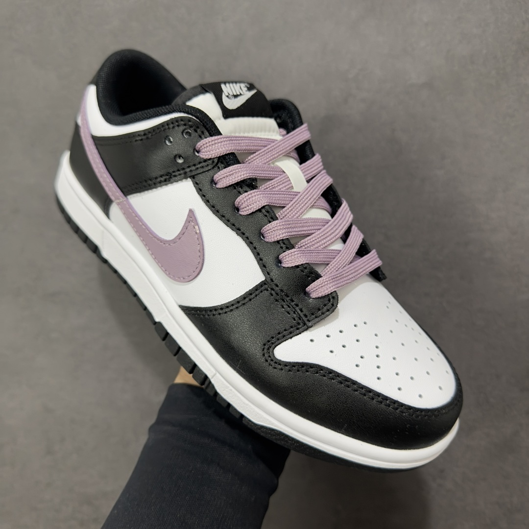 图片[3]-【YC版】Nike Dunk Low 香芋浪漫 黑白紫 当街头风邂逅香芋紫的温柔，以经典黑白为画布，主调是宛如香芋牛奶般的灰紫色，侧身Swoosh如月光丝带，营造出细腻的渐变层次，自带高级滤镜。无论是搭配裙装的温柔，还是搭配牛仔裤的随性，它都能轻松驾驭，成为你日常穿搭的点睛之笔。 货号： DD1391-100 尺码： 35.5 36 36.5 37.5 38 38.5 39 40 编码：HXSB290300-选品中心