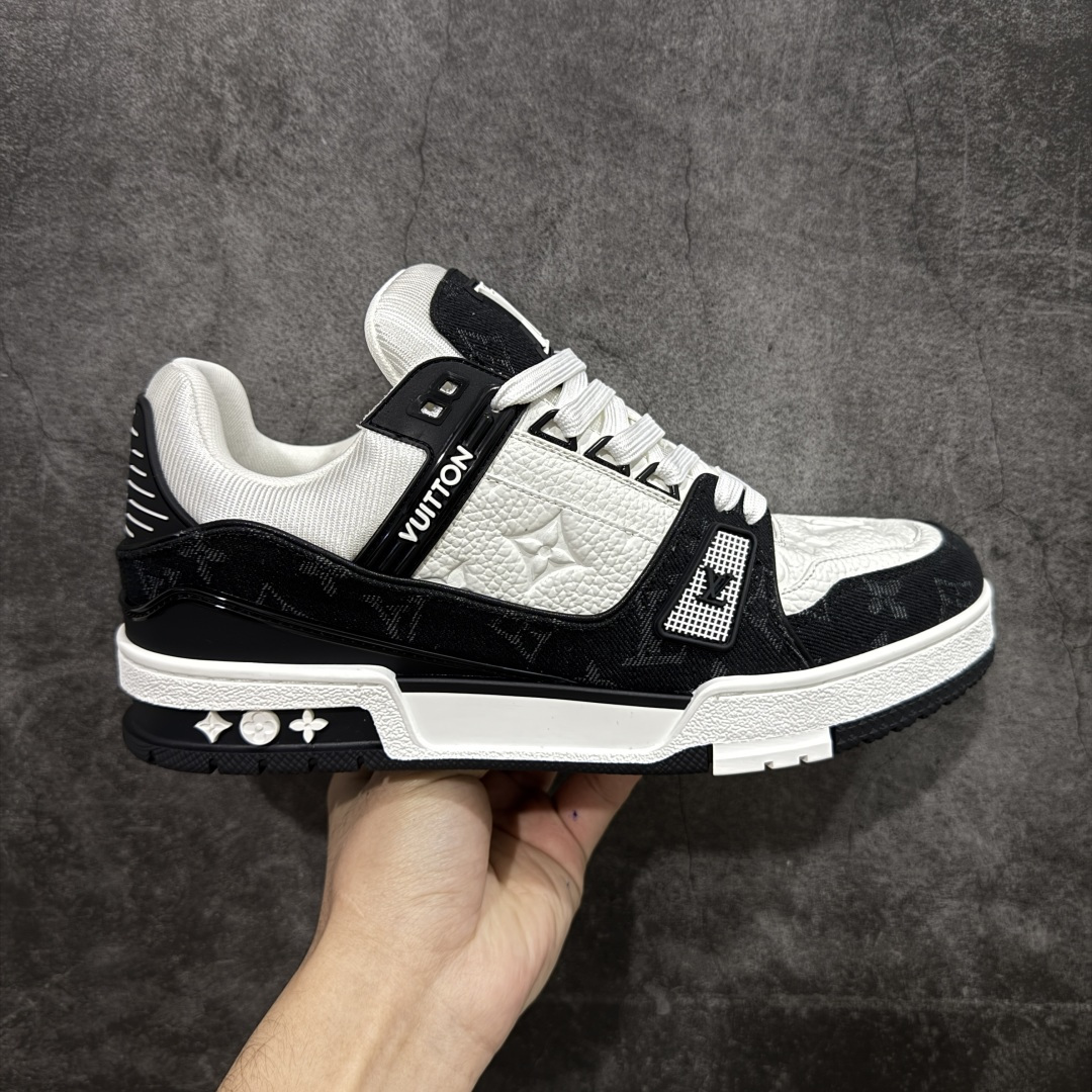 【天花板/Goat版】 市场最强版 没有之一的存在💪🏻 Louis Vuitton LV Trainer 系列全新版上架 黑牛仔 手里有正品的可以对比下🆚懂货的看细节‼️ 此版品质是市场从未达到的新高度！ 整体版型 皮料 牛仔布的色差 压花纹路清晰度 后跟版型等等 都可以自行对比[机智]吊打市场所有货，怒甩十条街的那种，直接来正品对比图🆚，欢迎拿市场各大工厂的货来对比！ 尺码：35-45码-选品中心