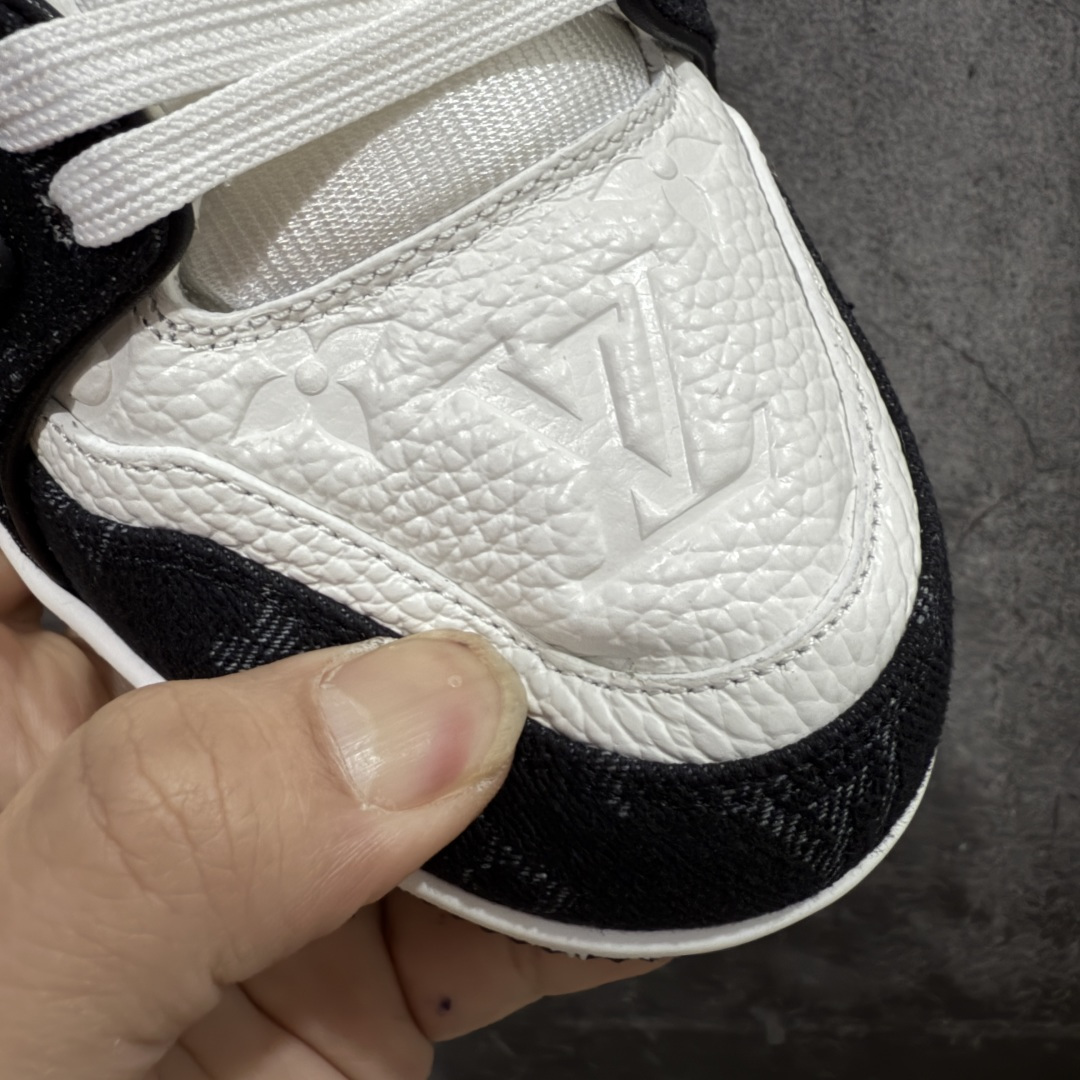 图片[4]-【天花板/Goat版】 市场最强版 没有之一的存在💪🏻 Louis Vuitton LV Trainer 系列全新版上架 黑牛仔 手里有正品的可以对比下🆚懂货的看细节‼️ 此版品质是市场从未达到的新高度！ 整体版型 皮料 牛仔布的色差 压花纹路清晰度 后跟版型等等 都可以自行对比[机智]吊打市场所有货，怒甩十条街的那种，直接来正品对比图🆚，欢迎拿市场各大工厂的货来对比！ 尺码：35-45码-选品中心