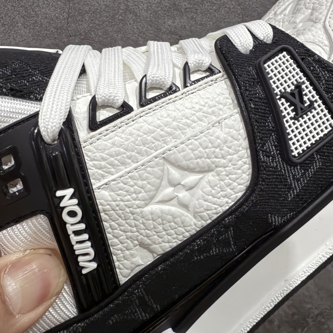 图片[3]-【天花板/Goat版】 市场最强版 没有之一的存在💪🏻 Louis Vuitton LV Trainer 系列全新版上架 黑牛仔 手里有正品的可以对比下🆚懂货的看细节‼️ 此版品质是市场从未达到的新高度！ 整体版型 皮料 牛仔布的色差 压花纹路清晰度 后跟版型等等 都可以自行对比[机智]吊打市场所有货，怒甩十条街的那种，直接来正品对比图🆚，欢迎拿市场各大工厂的货来对比！ 尺码：35-45码-选品中心