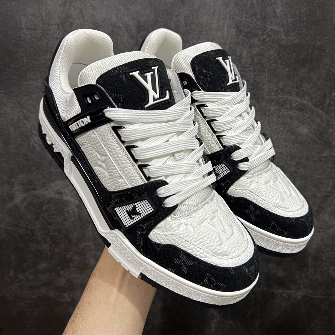 【天花板/Goat版】 市场最强版 没有之一的存在💪🏻 Louis Vuitton LV Trainer 系列全新版上架 黑牛仔 手里有正品的可以对比下🆚懂货的看细节‼️ 此版品质是市场从未达到的新高度！ 整体版型 皮料 牛仔布的色差 压花纹路清晰度 后跟版型等等 都可以自行对比[机智]吊打市场所有货，怒甩十条街的那种，直接来正品对比图🆚，欢迎拿市场各大工厂的货来对比！ 尺码：35-45码-选品中心