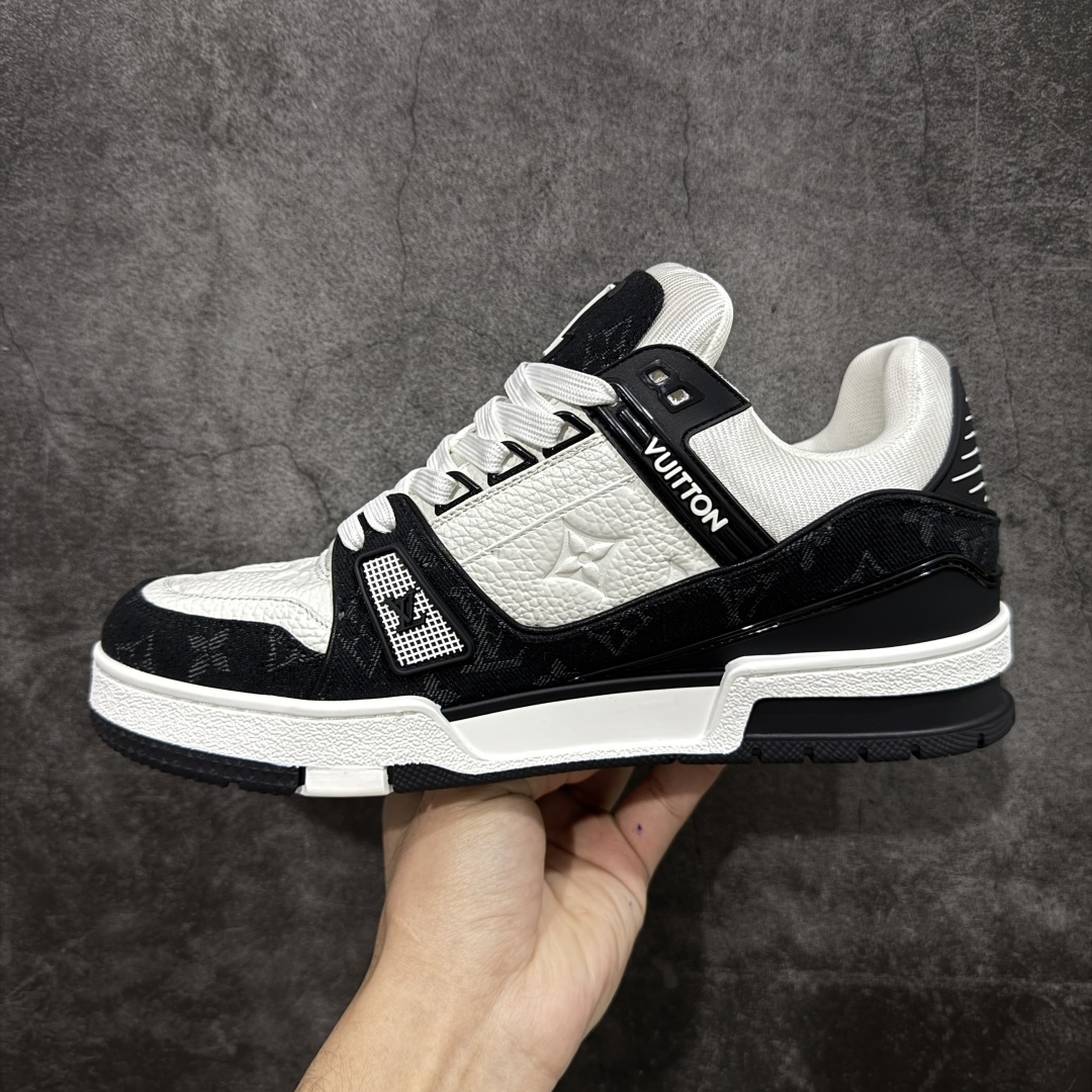 图片[2]-【天花板/Goat版】 市场最强版 没有之一的存在💪🏻 Louis Vuitton LV Trainer 系列全新版上架 黑牛仔 手里有正品的可以对比下🆚懂货的看细节‼️ 此版品质是市场从未达到的新高度！ 整体版型 皮料 牛仔布的色差 压花纹路清晰度 后跟版型等等 都可以自行对比[机智]吊打市场所有货，怒甩十条街的那种，直接来正品对比图🆚，欢迎拿市场各大工厂的货来对比！ 尺码：35-45码-选品中心