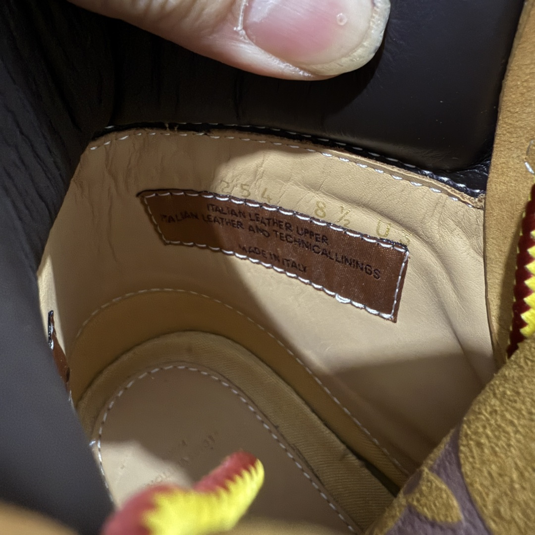 图片[8]-【X1原装正确版】LvxTimberlandLv联名添柏岚大黄靴 （远超区别市面错误版本） 顶奢流量品牌与时代经典的结合之作巴黎时装首秀 菲董亲自曝光国内大咖王鹤棣王嘉尔林俊杰周杰伦早以上脚 LVxTimberland鞋面取材Monogram老花压纹磨砂面牛皮革（原版鞋面不带防水效果，大货出货第一批也不带防水效果后续第二批会增加防水工艺‼️）原生#踢不烂的品牌精湛工艺重塑潮流高奢工装经典Timberland6英寸靴型，以美式工装格调瞩目亮相PharrellWilliams打造的Monogram老花格调压纹工艺属实24年潮流巅峰大作。 尺码：男款39-46正常尺码-选品中心