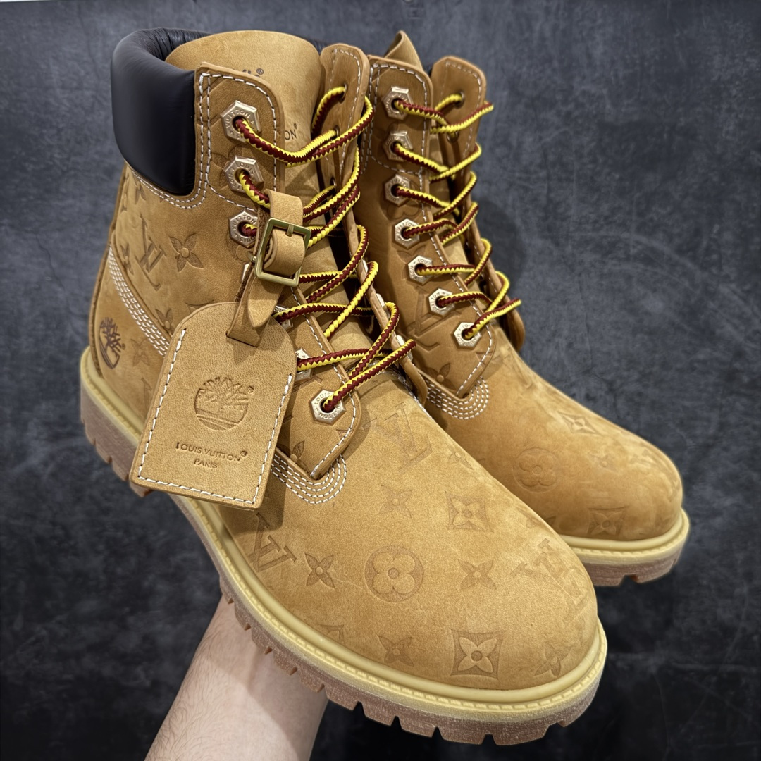 【X1原装正确版】LvxTimberlandLv联名添柏岚大黄靴 (远超区别市面错误版本) 顶奢流量品牌与时代经典的结合之作巴黎时装首秀 菲董亲自曝光国内大咖王鹤棣王嘉尔林俊杰周杰伦早以上脚 LVxTimberland鞋面取材Monogram老花压纹磨砂面牛皮革(原版鞋面不带防水效果,大货出货第一批也不带防水效果后续第二批会增加防水工艺‼️)原生#踢不烂的品牌精湛工艺重塑潮流高奢工装经典Timberland6英寸靴型,以美式工装格调瞩目亮相PharrellWilliams打造的Monogram老花格调压纹工艺属实24年潮流巅峰大作。 尺码:男款39-46正常尺码-选品中心