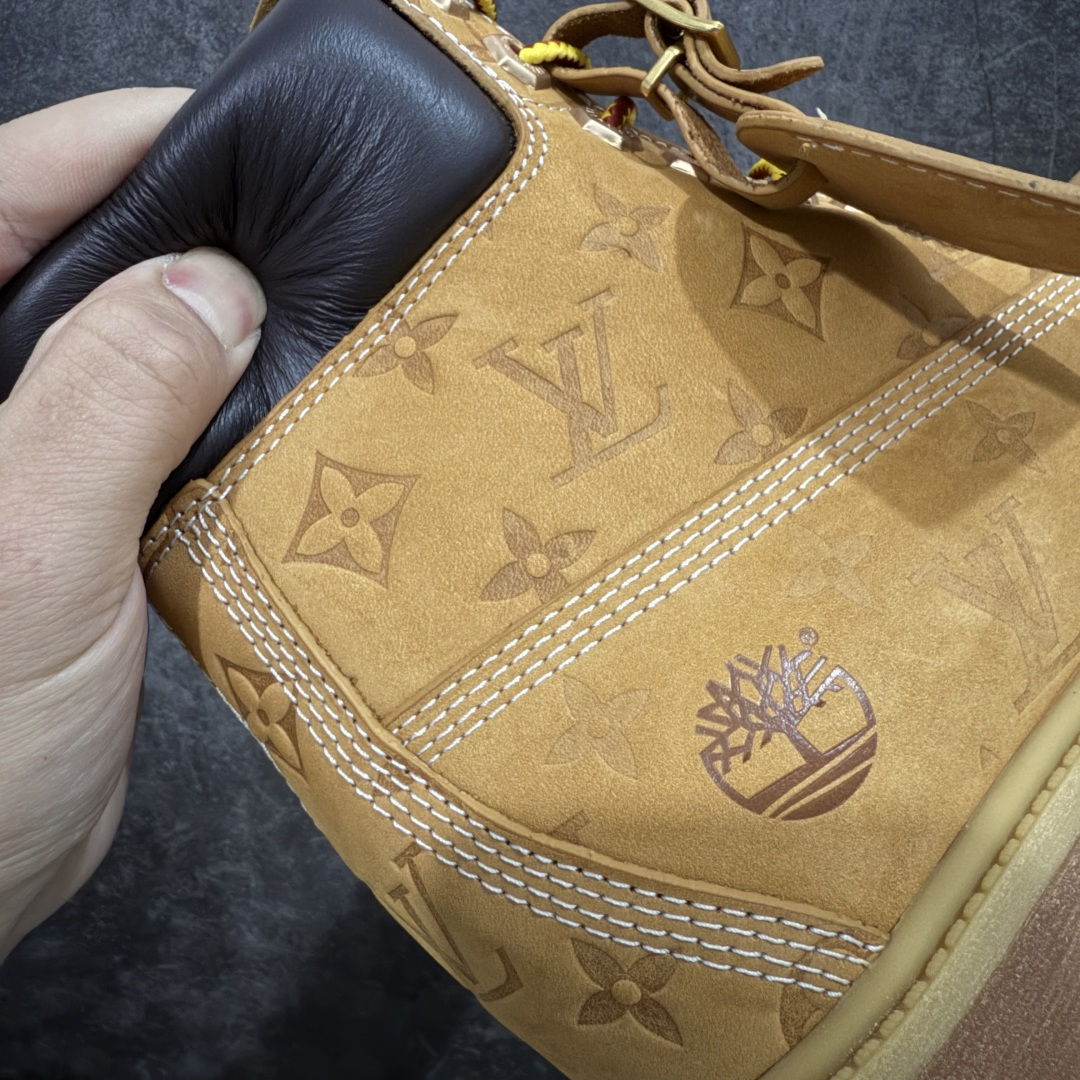 图片[3]-【X1原装正确版】LvxTimberlandLv联名添柏岚大黄靴 （远超区别市面错误版本） 顶奢流量品牌与时代经典的结合之作巴黎时装首秀 菲董亲自曝光国内大咖王鹤棣王嘉尔林俊杰周杰伦早以上脚 LVxTimberland鞋面取材Monogram老花压纹磨砂面牛皮革（原版鞋面不带防水效果，大货出货第一批也不带防水效果后续第二批会增加防水工艺‼️）原生#踢不烂的品牌精湛工艺重塑潮流高奢工装经典Timberland6英寸靴型，以美式工装格调瞩目亮相PharrellWilliams打造的Monogram老花格调压纹工艺属实24年潮流巅峰大作。 尺码：男款39-46正常尺码-选品中心