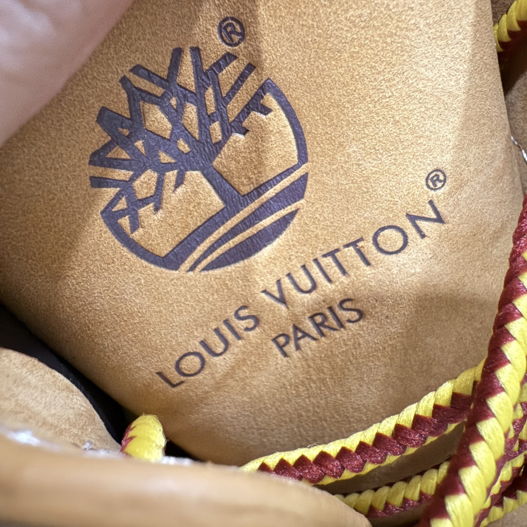 图片[5]-【X1原装正确版】LvxTimberlandLv联名添柏岚大黄靴 （远超区别市面错误版本） 顶奢流量品牌与时代经典的结合之作巴黎时装首秀 菲董亲自曝光国内大咖王鹤棣王嘉尔林俊杰周杰伦早以上脚 LVxTimberland鞋面取材Monogram老花压纹磨砂面牛皮革（原版鞋面不带防水效果，大货出货第一批也不带防水效果后续第二批会增加防水工艺‼️）原生#踢不烂的品牌精湛工艺重塑潮流高奢工装经典Timberland6英寸靴型，以美式工装格调瞩目亮相PharrellWilliams打造的Monogram老花格调压纹工艺属实24年潮流巅峰大作。 尺码：男款39-46正常尺码-选品中心