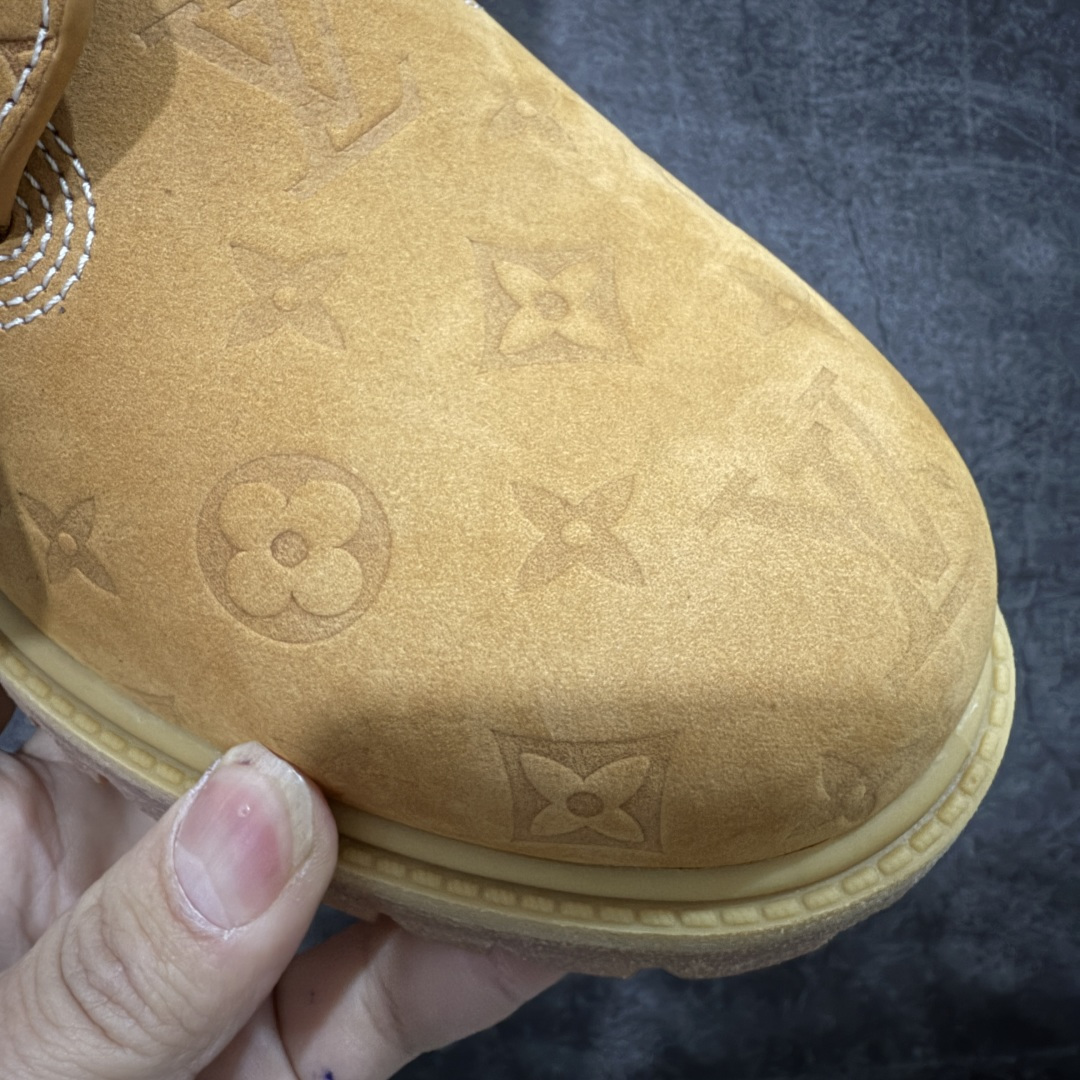 图片[4]-【X1原装正确版】LvxTimberlandLv联名添柏岚大黄靴 （远超区别市面错误版本） 顶奢流量品牌与时代经典的结合之作巴黎时装首秀 菲董亲自曝光国内大咖王鹤棣王嘉尔林俊杰周杰伦早以上脚 LVxTimberland鞋面取材Monogram老花压纹磨砂面牛皮革（原版鞋面不带防水效果，大货出货第一批也不带防水效果后续第二批会增加防水工艺‼️）原生#踢不烂的品牌精湛工艺重塑潮流高奢工装经典Timberland6英寸靴型，以美式工装格调瞩目亮相PharrellWilliams打造的Monogram老花格调压纹工艺属实24年潮流巅峰大作。 尺码：男款39-46正常尺码-选品中心