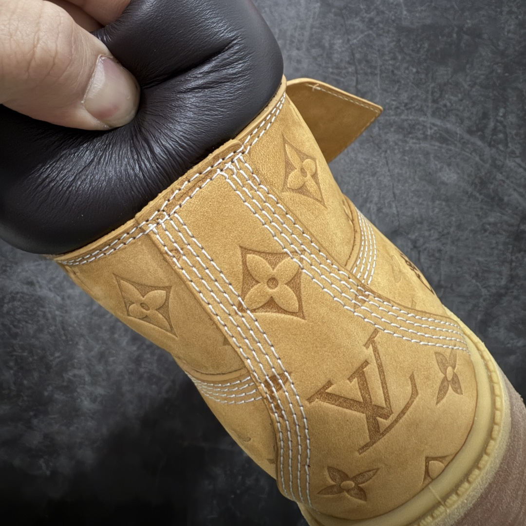 图片[2]-【X1原装正确版】LvxTimberlandLv联名添柏岚大黄靴 （远超区别市面错误版本） 顶奢流量品牌与时代经典的结合之作巴黎时装首秀 菲董亲自曝光国内大咖王鹤棣王嘉尔林俊杰周杰伦早以上脚 LVxTimberland鞋面取材Monogram老花压纹磨砂面牛皮革（原版鞋面不带防水效果，大货出货第一批也不带防水效果后续第二批会增加防水工艺‼️）原生#踢不烂的品牌精湛工艺重塑潮流高奢工装经典Timberland6英寸靴型，以美式工装格调瞩目亮相PharrellWilliams打造的Monogram老花格调压纹工艺属实24年潮流巅峰大作。 尺码：男款39-46正常尺码-选品中心