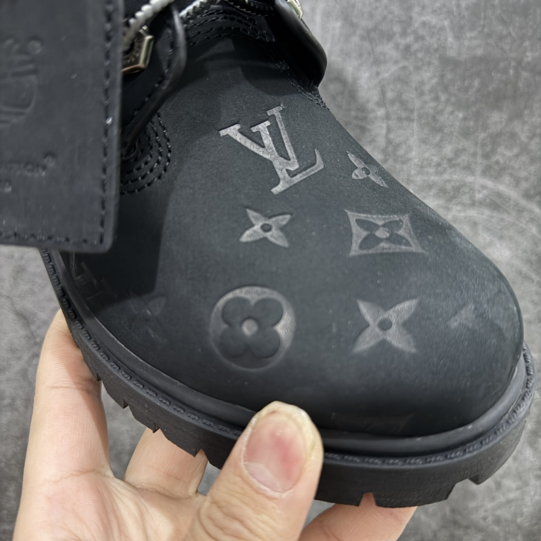 图片[4]-【X1原装正确版】LvxTimberlandLv联名添柏岚大黄靴 （远超区别市面错误版本） 顶奢流量品牌与时代经典的结合之作巴黎时装首秀 菲董亲自曝光国内大咖王鹤棣王嘉尔林俊杰周杰伦早以上脚 LVxTimberland鞋面取材Monogram老花压纹磨砂面牛皮革（原版鞋面不带防水效果，大货出货第一批也不带防水效果后续第二批会增加防水工艺‼️）原生#踢不烂的品牌精湛工艺重塑潮流高奢工装经典Timberland6英寸靴型，以美式工装格调瞩目亮相PharrellWilliams打造的Monogram老花格调压纹工艺属实24年潮流巅峰大作。 尺码：男款39-46正常尺码-选品中心