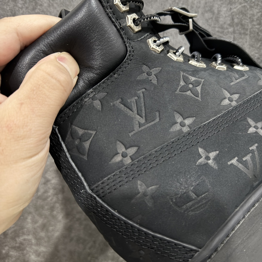 图片[3]-【X1原装正确版】LvxTimberlandLv联名添柏岚大黄靴 （远超区别市面错误版本） 顶奢流量品牌与时代经典的结合之作巴黎时装首秀 菲董亲自曝光国内大咖王鹤棣王嘉尔林俊杰周杰伦早以上脚 LVxTimberland鞋面取材Monogram老花压纹磨砂面牛皮革（原版鞋面不带防水效果，大货出货第一批也不带防水效果后续第二批会增加防水工艺‼️）原生#踢不烂的品牌精湛工艺重塑潮流高奢工装经典Timberland6英寸靴型，以美式工装格调瞩目亮相PharrellWilliams打造的Monogram老花格调压纹工艺属实24年潮流巅峰大作。 尺码：男款39-46正常尺码-选品中心