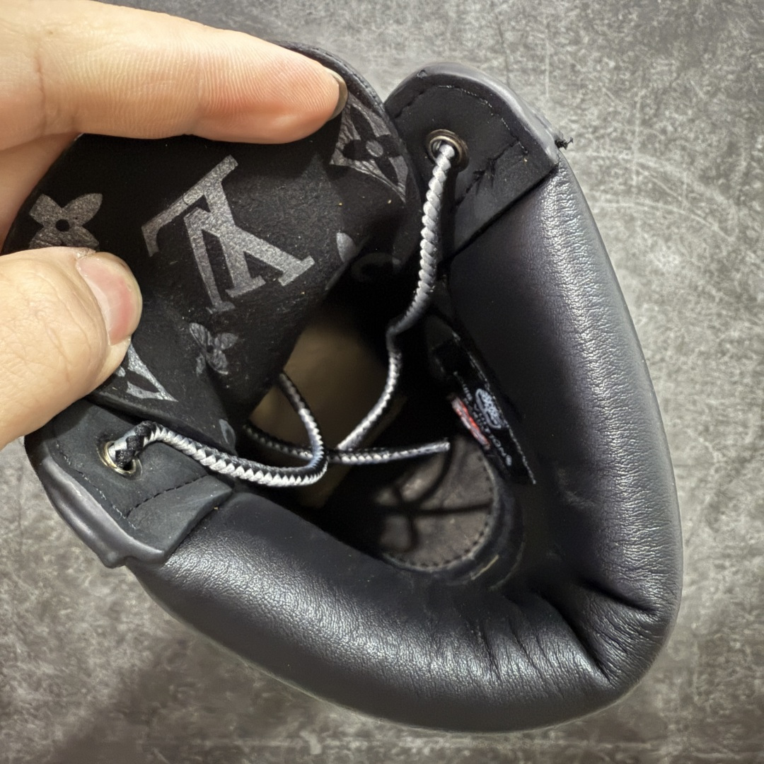 图片[6]-【X1原装正确版】LvxTimberlandLv联名添柏岚大黄靴 （远超区别市面错误版本） 顶奢流量品牌与时代经典的结合之作巴黎时装首秀 菲董亲自曝光国内大咖王鹤棣王嘉尔林俊杰周杰伦早以上脚 LVxTimberland鞋面取材Monogram老花压纹磨砂面牛皮革（原版鞋面不带防水效果，大货出货第一批也不带防水效果后续第二批会增加防水工艺‼️）原生#踢不烂的品牌精湛工艺重塑潮流高奢工装经典Timberland6英寸靴型，以美式工装格调瞩目亮相PharrellWilliams打造的Monogram老花格调压纹工艺属实24年潮流巅峰大作。 尺码：男款39-46正常尺码-选品中心