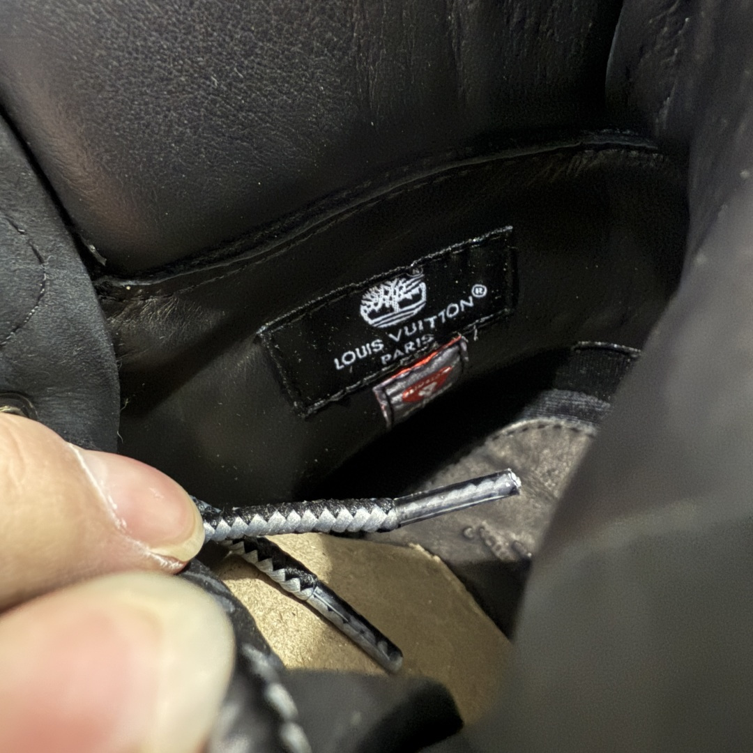 图片[8]-【X1原装正确版】LvxTimberlandLv联名添柏岚大黄靴 （远超区别市面错误版本） 顶奢流量品牌与时代经典的结合之作巴黎时装首秀 菲董亲自曝光国内大咖王鹤棣王嘉尔林俊杰周杰伦早以上脚 LVxTimberland鞋面取材Monogram老花压纹磨砂面牛皮革（原版鞋面不带防水效果，大货出货第一批也不带防水效果后续第二批会增加防水工艺‼️）原生#踢不烂的品牌精湛工艺重塑潮流高奢工装经典Timberland6英寸靴型，以美式工装格调瞩目亮相PharrellWilliams打造的Monogram老花格调压纹工艺属实24年潮流巅峰大作。 尺码：男款39-46正常尺码-选品中心