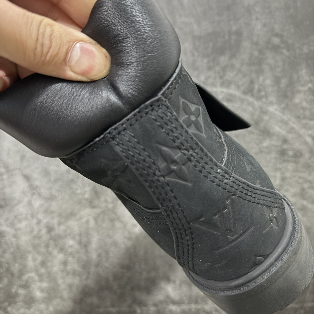 图片[2]-【X1原装正确版】LvxTimberlandLv联名添柏岚大黄靴 （远超区别市面错误版本） 顶奢流量品牌与时代经典的结合之作巴黎时装首秀 菲董亲自曝光国内大咖王鹤棣王嘉尔林俊杰周杰伦早以上脚 LVxTimberland鞋面取材Monogram老花压纹磨砂面牛皮革（原版鞋面不带防水效果，大货出货第一批也不带防水效果后续第二批会增加防水工艺‼️）原生#踢不烂的品牌精湛工艺重塑潮流高奢工装经典Timberland6英寸靴型，以美式工装格调瞩目亮相PharrellWilliams打造的Monogram老花格调压纹工艺属实24年潮流巅峰大作。 尺码：男款39-46正常尺码-选品中心