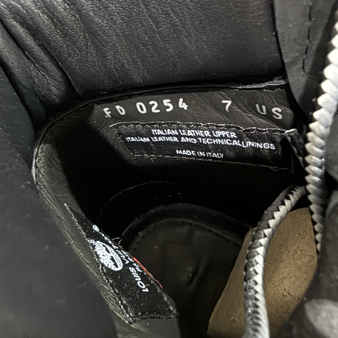 图片[7]-【X1原装正确版】LvxTimberlandLv联名添柏岚大黄靴 （远超区别市面错误版本） 顶奢流量品牌与时代经典的结合之作巴黎时装首秀 菲董亲自曝光国内大咖王鹤棣王嘉尔林俊杰周杰伦早以上脚 LVxTimberland鞋面取材Monogram老花压纹磨砂面牛皮革（原版鞋面不带防水效果，大货出货第一批也不带防水效果后续第二批会增加防水工艺‼️）原生#踢不烂的品牌精湛工艺重塑潮流高奢工装经典Timberland6英寸靴型，以美式工装格调瞩目亮相PharrellWilliams打造的Monogram老花格调压纹工艺属实24年潮流巅峰大作。 尺码：男款39-46正常尺码-选品中心