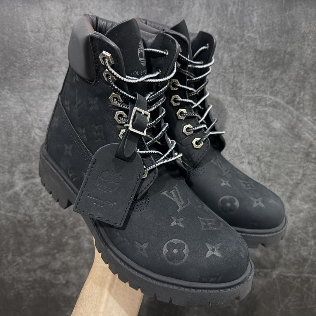 【X1原装正确版】LvxTimberlandLv联名添柏岚大黄靴 (远超区别市面错误版本) 顶奢流量品牌与时代经典的结合之作巴黎时装首秀 菲董亲自曝光国内大咖王鹤棣王嘉尔林俊杰周杰伦早以上脚 LVxTimberland鞋面取材Monogram老花压纹磨砂面牛皮革(原版鞋面不带防水效果,大货出货第一批也不带防水效果后续第二批会增加防水工艺‼️)原生#踢不烂的品牌精湛工艺重塑潮流高奢工装经典Timberland6英寸靴型,以美式工装格调瞩目亮相PharrellWilliams打造的Monogram老花格调压纹工艺属实24年潮流巅峰大作。 尺码:男款39-46正常尺码-选品中心