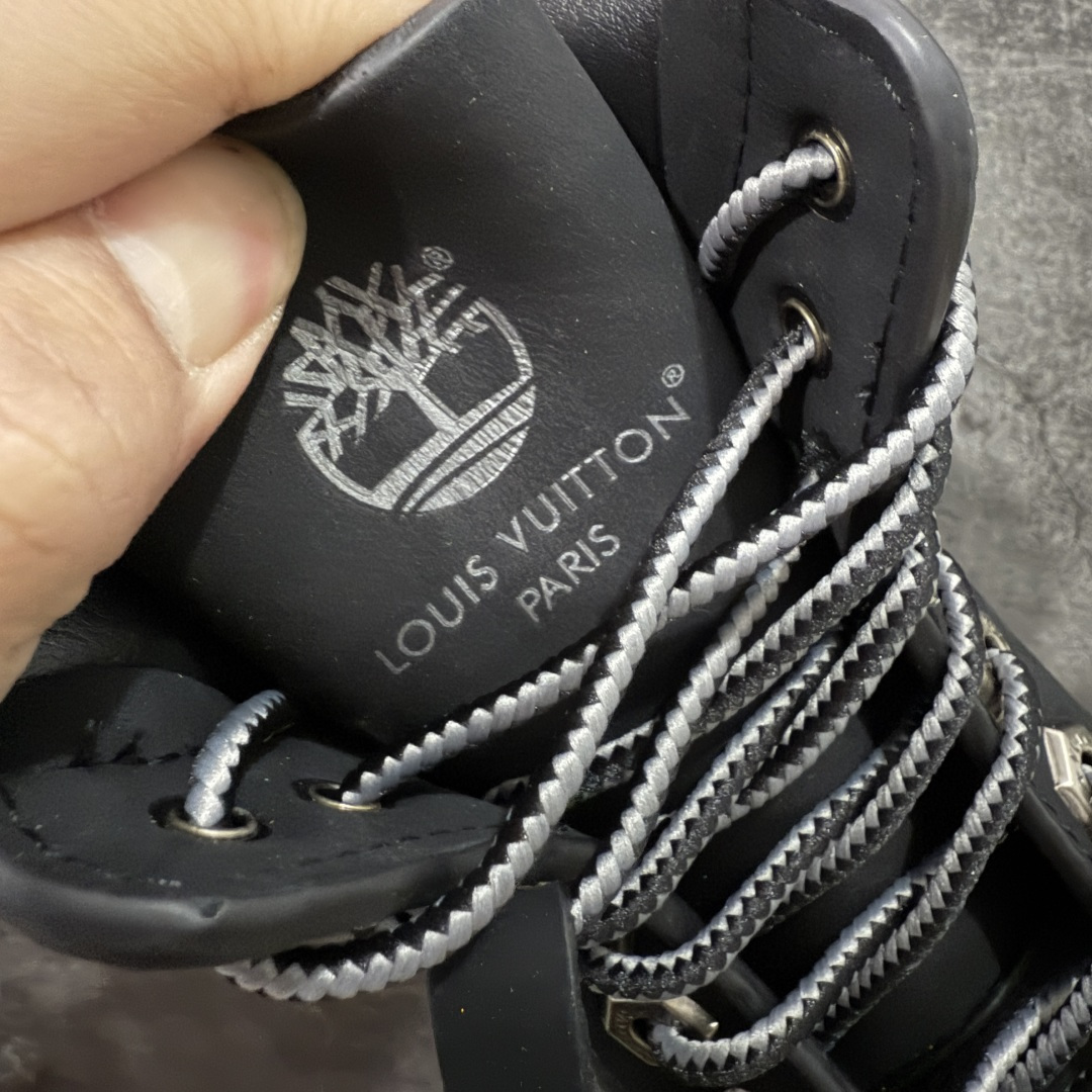 图片[5]-【X1原装正确版】LvxTimberlandLv联名添柏岚大黄靴 （远超区别市面错误版本） 顶奢流量品牌与时代经典的结合之作巴黎时装首秀 菲董亲自曝光国内大咖王鹤棣王嘉尔林俊杰周杰伦早以上脚 LVxTimberland鞋面取材Monogram老花压纹磨砂面牛皮革（原版鞋面不带防水效果，大货出货第一批也不带防水效果后续第二批会增加防水工艺‼️）原生#踢不烂的品牌精湛工艺重塑潮流高奢工装经典Timberland6英寸靴型，以美式工装格调瞩目亮相PharrellWilliams打造的Monogram老花格调压纹工艺属实24年潮流巅峰大作。 尺码：男款39-46正常尺码-选品中心