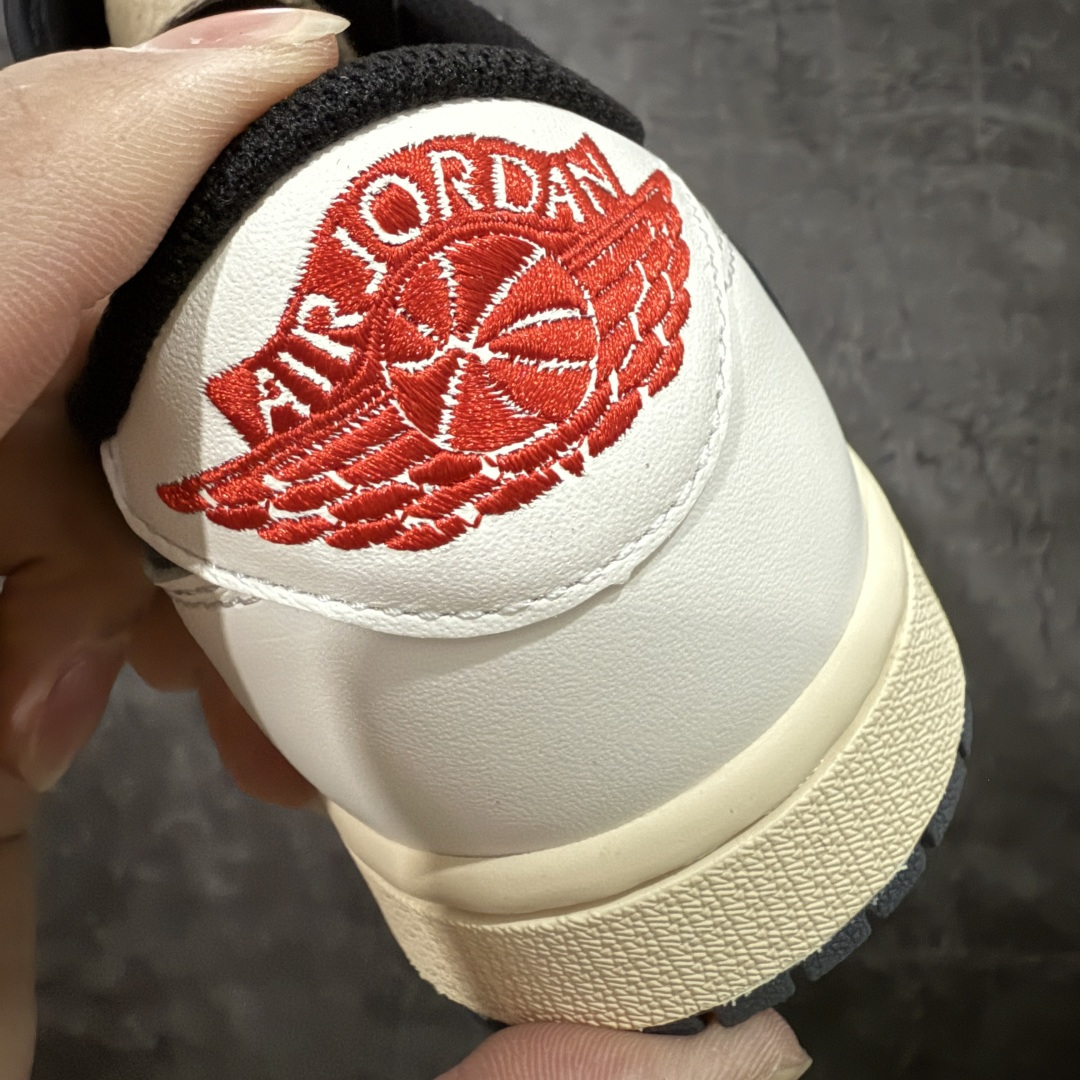 图片[2]-【原厂版】Air Jordan 1 x Travis Scott AJ1 x TS联名黑蓝倒钩低帮 DZ4137-700 超级强悍品质 可对比市场各大纯原版本 专业aj大厂出品 对细节的把控毋庸置疑 材料也是用最接近原鞋的头层皮料 所有地方都没有做到减配 原厂鞋楦打造完美鞋型 整体鞋型以及后跟做的弧度做的非常好 鞋带为原厂打蜡鞋带 粗细程度同步原鞋 裁片清洁度到位 无明显瑕疵毛边 免修产品 正确针车 该重针 该有尖角的地方都有做到 鞋价格非常香 转手可闭眼卖高价 到手各位就知道货有多好 绝对秒杀一切同价格货品 尺码：36-47.5-选品中心