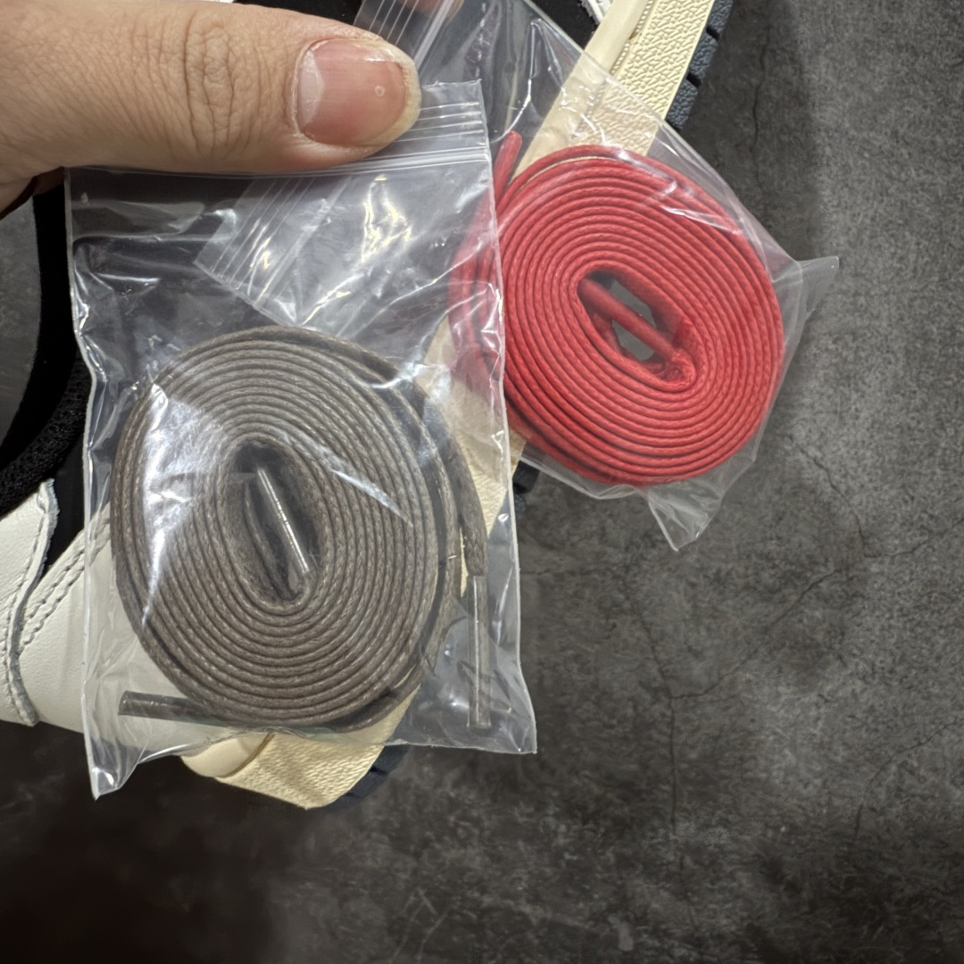 图片[9]-【原厂版】Air Jordan 1 x Travis Scott AJ1 x TS联名黑蓝倒钩低帮 DZ4137-700 超级强悍品质 可对比市场各大纯原版本 专业aj大厂出品 对细节的把控毋庸置疑 材料也是用最接近原鞋的头层皮料 所有地方都没有做到减配 原厂鞋楦打造完美鞋型 整体鞋型以及后跟做的弧度做的非常好 鞋带为原厂打蜡鞋带 粗细程度同步原鞋 裁片清洁度到位 无明显瑕疵毛边 免修产品 正确针车 该重针 该有尖角的地方都有做到 鞋价格非常香 转手可闭眼卖高价 到手各位就知道货有多好 绝对秒杀一切同价格货品 尺码：36-47.5-选品中心