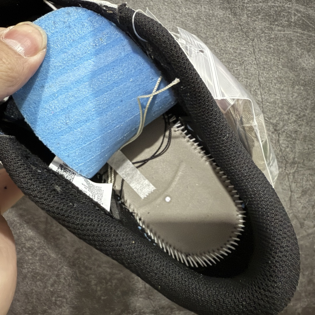 图片[8]-【原厂版】Air Jordan 1 x Travis Scott AJ1 x TS联名黑蓝倒钩低帮 DZ4137-700 超级强悍品质 可对比市场各大纯原版本 专业aj大厂出品 对细节的把控毋庸置疑 材料也是用最接近原鞋的头层皮料 所有地方都没有做到减配 原厂鞋楦打造完美鞋型 整体鞋型以及后跟做的弧度做的非常好 鞋带为原厂打蜡鞋带 粗细程度同步原鞋 裁片清洁度到位 无明显瑕疵毛边 免修产品 正确针车 该重针 该有尖角的地方都有做到 鞋价格非常香 转手可闭眼卖高价 到手各位就知道货有多好 绝对秒杀一切同价格货品 尺码：36-47.5-选品中心