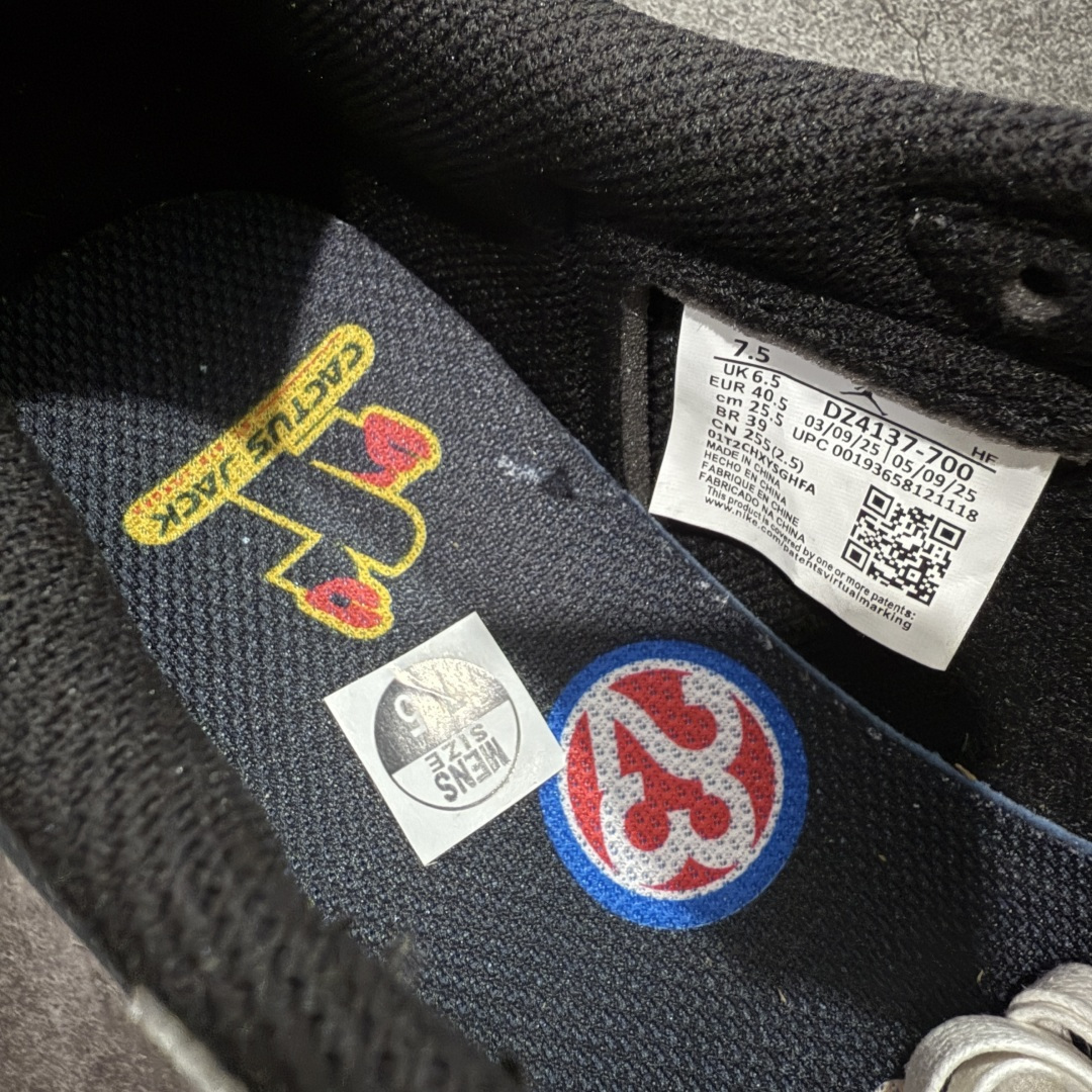 图片[7]-【原厂版】Air Jordan 1 x Travis Scott AJ1 x TS联名黑蓝倒钩低帮 DZ4137-700 超级强悍品质 可对比市场各大纯原版本 专业aj大厂出品 对细节的把控毋庸置疑 材料也是用最接近原鞋的头层皮料 所有地方都没有做到减配 原厂鞋楦打造完美鞋型 整体鞋型以及后跟做的弧度做的非常好 鞋带为原厂打蜡鞋带 粗细程度同步原鞋 裁片清洁度到位 无明显瑕疵毛边 免修产品 正确针车 该重针 该有尖角的地方都有做到 鞋价格非常香 转手可闭眼卖高价 到手各位就知道货有多好 绝对秒杀一切同价格货品 尺码：36-47.5-选品中心