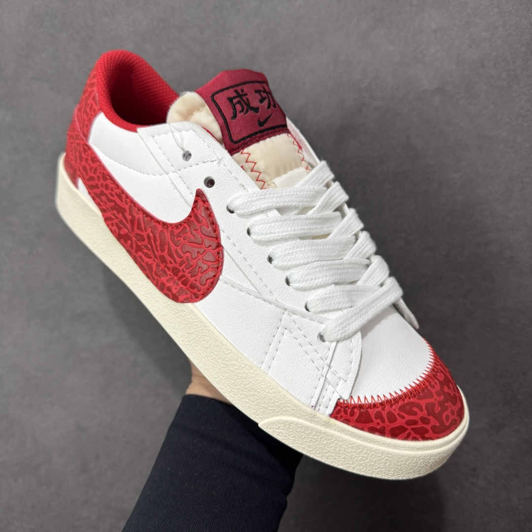 图片[3]-【公司级】Nike Blazer Low ‘77 Jumbo 马年限定 全新焕新升级经典 Blazer 鞋款，大号 Swoosh 突出新时代更加张扬的潮流感，对经典的又一次改良升级。大号 Swoosh 设计结合宽大鞋带，符合当下潮流意趣，橡胶外底融入凸起人字形底纹增添几分户外感觉 货号：DQ1470-141 尺码：36 36.5 37.5 38 38.5 39 40 40.5 41 42 42.5 43 44 44.5 45 编码：GLB210220-选品中心