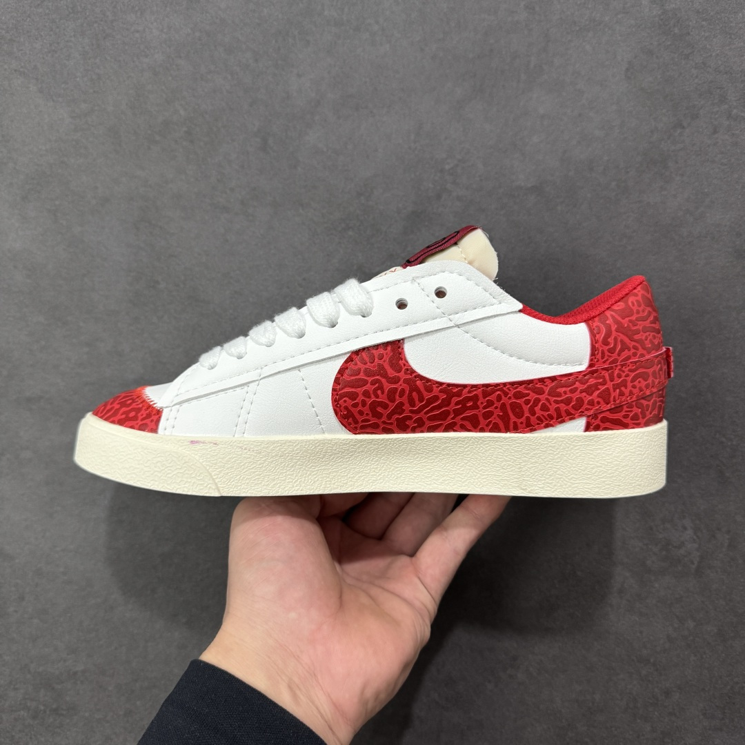 图片[2]-【公司级】Nike Blazer Low ‘77 Jumbo 马年限定 全新焕新升级经典 Blazer 鞋款，大号 Swoosh 突出新时代更加张扬的潮流感，对经典的又一次改良升级。大号 Swoosh 设计结合宽大鞋带，符合当下潮流意趣，橡胶外底融入凸起人字形底纹增添几分户外感觉 货号：DQ1470-141 尺码：36 36.5 37.5 38 38.5 39 40 40.5 41 42 42.5 43 44 44.5 45 编码：GLB210220-选品中心