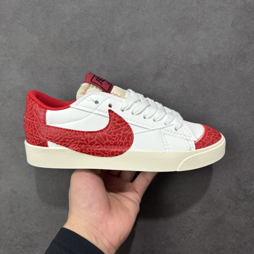 【公司级】Nike Blazer Low ‘77 Jumbo 马年限定 全新焕新升级经典 Blazer 鞋款,大号 Swoosh 突出新时代更加张扬的潮流感,对经典的又一次改良升级。大号 Swoosh 设计结合宽大鞋带,符合当下潮流意趣,橡胶外底融入凸起人字形底纹增添几分户外感觉 货号:DQ1470-141 尺码:36 36.5 37.5 38 38.5 39 40 40.5 41 42 42.5 43 44 44.5 45 编码:GLB210220-选品中心