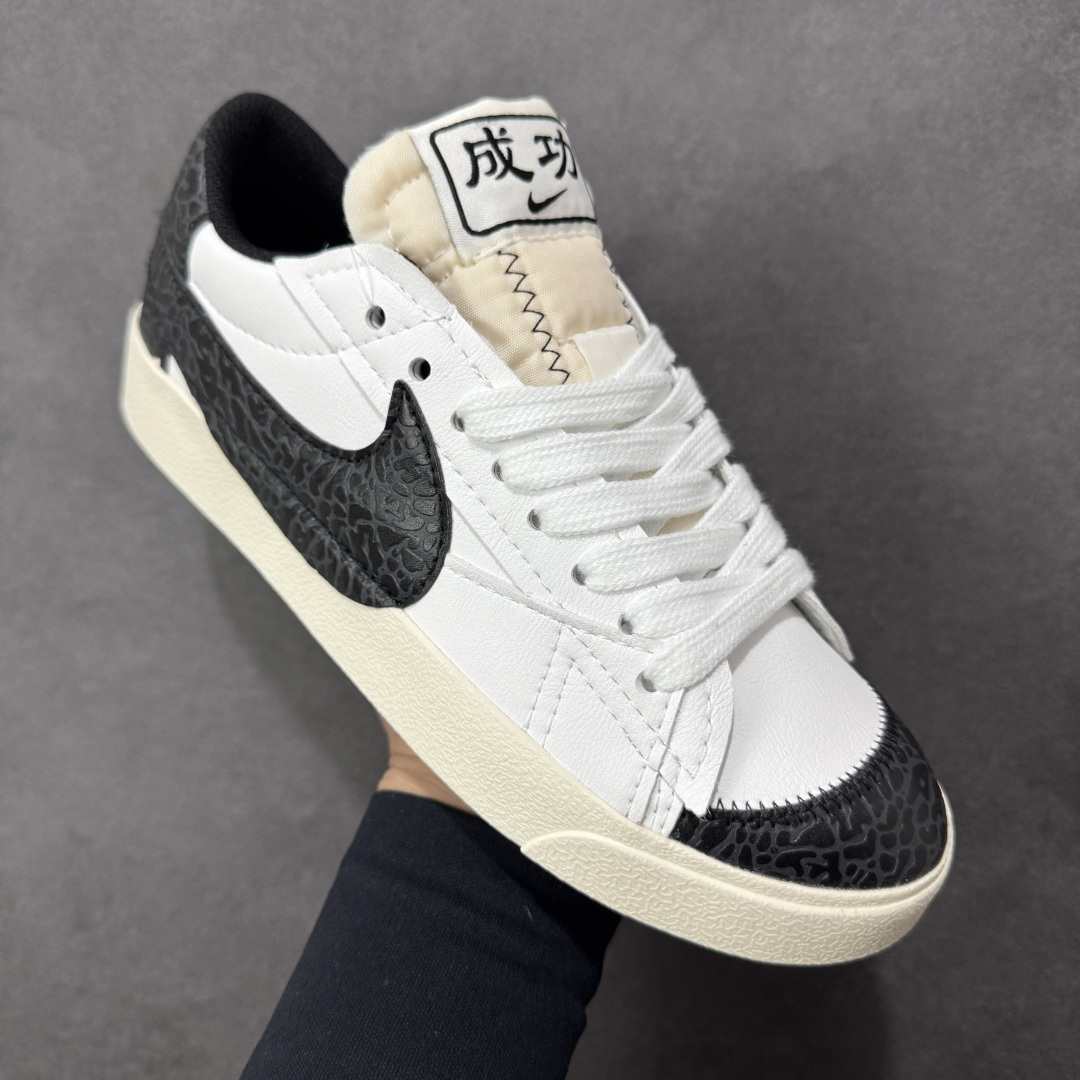 图片[3]-【公司级】Nike Blazer Low ‘77 Jumbo 马年限定 全新焕新升级经典 Blazer 鞋款，大号 Swoosh 突出新时代更加张扬的潮流感，对经典的又一次改良升级。大号 Swoosh 设计结合宽大鞋带，符合当下潮流意趣，橡胶外底融入凸起人字形底纹增添几分户外感觉 货号：DQ1470-140 尺码：36 36.5 37.5 38 38.5 39 40 40.5 41 42 42.5 43 44 44.5 45 编码：GLB210220-选品中心