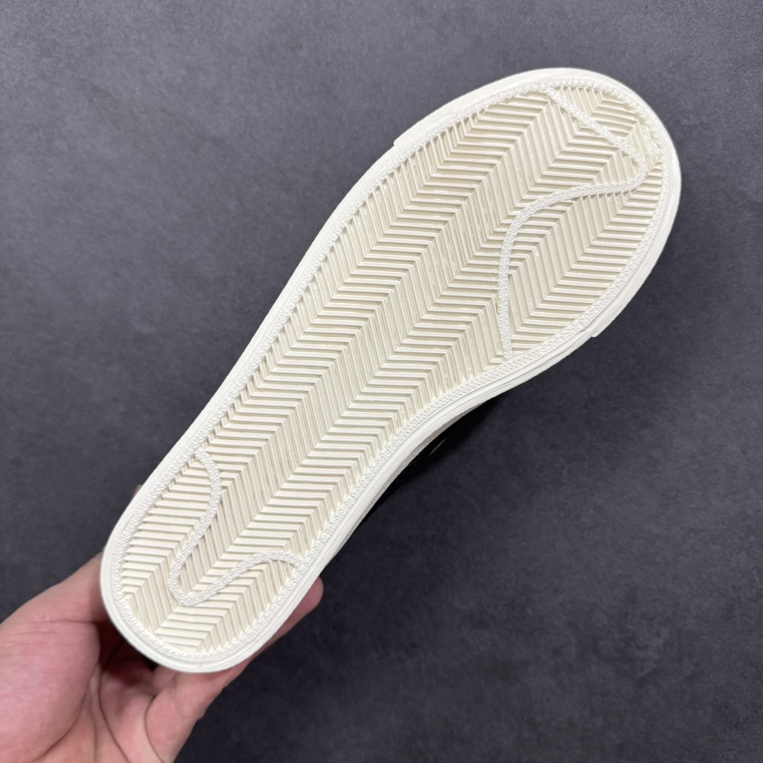 图片[9]-【公司级】Nike Blazer Low ‘77 Jumbo 马年限定 全新焕新升级经典 Blazer 鞋款，大号 Swoosh 突出新时代更加张扬的潮流感，对经典的又一次改良升级。大号 Swoosh 设计结合宽大鞋带，符合当下潮流意趣，橡胶外底融入凸起人字形底纹增添几分户外感觉 货号：DQ1470-140 尺码：36 36.5 37.5 38 38.5 39 40 40.5 41 42 42.5 43 44 44.5 45 编码：GLB210220-选品中心