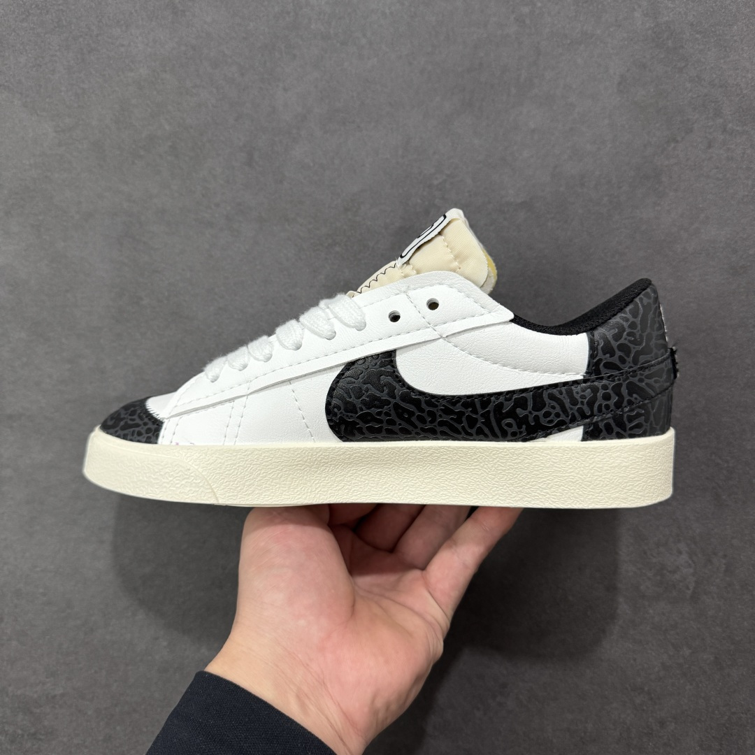 图片[2]-【公司级】Nike Blazer Low ‘77 Jumbo 马年限定 全新焕新升级经典 Blazer 鞋款，大号 Swoosh 突出新时代更加张扬的潮流感，对经典的又一次改良升级。大号 Swoosh 设计结合宽大鞋带，符合当下潮流意趣，橡胶外底融入凸起人字形底纹增添几分户外感觉 货号：DQ1470-140 尺码：36 36.5 37.5 38 38.5 39 40 40.5 41 42 42.5 43 44 44.5 45 编码：GLB210220-选品中心