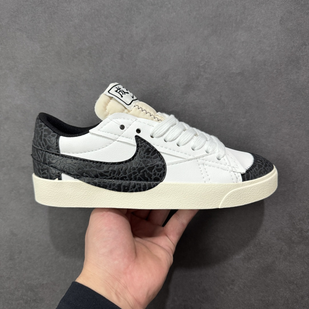 【公司级】Nike Blazer Low ‘77 Jumbo 马年限定 全新焕新升级经典 Blazer 鞋款,大号 Swoosh 突出新时代更加张扬的潮流感,对经典的又一次改良升级。大号 Swoosh 设计结合宽大鞋带,符合当下潮流意趣,橡胶外底融入凸起人字形底纹增添几分户外感觉 货号:DQ1470-140 尺码:36 36.5 37.5 38 38.5 39 40 40.5 41 42 42.5 43 44 44.5 45 编码:GLB210220-选品中心