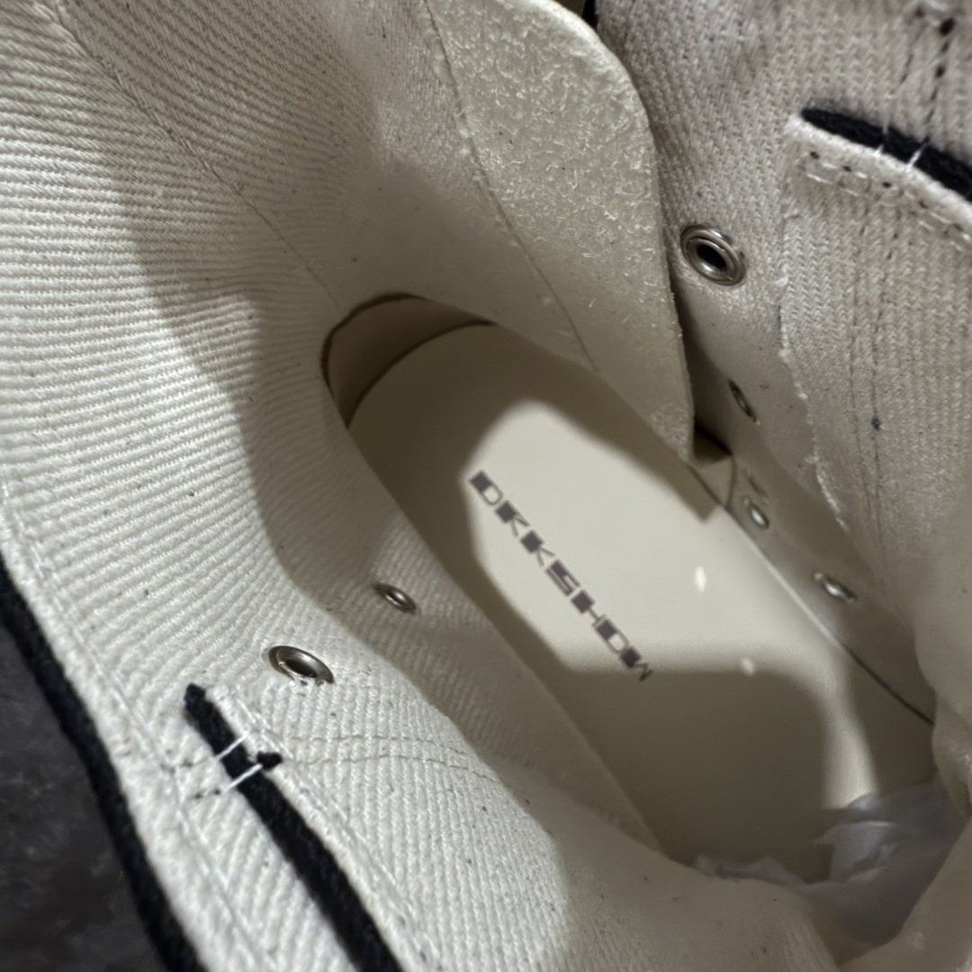 图片[7]-【莞产G版】薄底帆布黑色高帮大匡威疯狂绑带款 RO / Rick Owens DRKSHDW 瑞克·欧文斯【副线】 【款式】 大匡威/低帮/厚底/ 光泽金属尼龙布 高帮 西瓜头 【皮料】 东莞原厂进口全新2025年新材质““水洗牛仔黑色斜纹布” 【鞋带】 鞋带采用水染定织法工艺，高密度之下，透出光泽感！ 【鞋头】软糯，轻轻按压有牛皮细细的纹理质感！ 【鞋底】TPU大底奶香味！硬度、肤感一比一！鞋底logo钢印清晰正确！ 【鞋垫】独家私人开模压印！牛皮贴面，双层复合！ 【尺码】 ：36 37 38 39 40 41 42 43 44 45 46！-选品中心