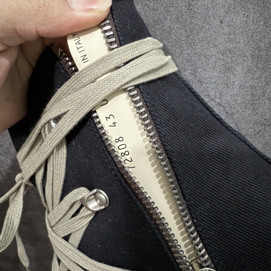 图片[9]-【莞产G版】薄底帆布黑色高帮大匡威疯狂绑带款 RO / Rick Owens DRKSHDW 瑞克·欧文斯【副线】 【款式】 大匡威/低帮/厚底/ 光泽金属尼龙布 高帮 西瓜头 【皮料】 东莞原厂进口全新2025年新材质““水洗牛仔黑色斜纹布” 【鞋带】 鞋带采用水染定织法工艺，高密度之下，透出光泽感！ 【鞋头】软糯，轻轻按压有牛皮细细的纹理质感！ 【鞋底】TPU大底奶香味！硬度、肤感一比一！鞋底logo钢印清晰正确！ 【鞋垫】独家私人开模压印！牛皮贴面，双层复合！ 【尺码】 ：36 37 38 39 40 41 42 43 44 45 46！-选品中心