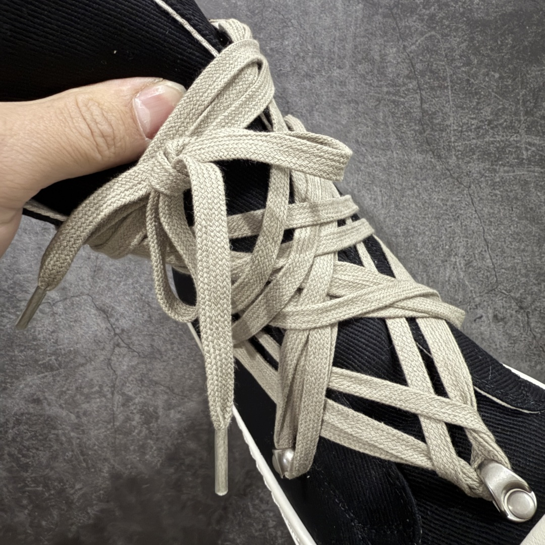 图片[5]-【莞产G版】薄底帆布黑色高帮大匡威疯狂绑带款 RO / Rick Owens DRKSHDW 瑞克·欧文斯【副线】 【款式】 大匡威/低帮/厚底/ 光泽金属尼龙布 高帮 西瓜头 【皮料】 东莞原厂进口全新2025年新材质““水洗牛仔黑色斜纹布” 【鞋带】 鞋带采用水染定织法工艺，高密度之下，透出光泽感！ 【鞋头】软糯，轻轻按压有牛皮细细的纹理质感！ 【鞋底】TPU大底奶香味！硬度、肤感一比一！鞋底logo钢印清晰正确！ 【鞋垫】独家私人开模压印！牛皮贴面，双层复合！ 【尺码】 ：36 37 38 39 40 41 42 43 44 45 46！-选品中心