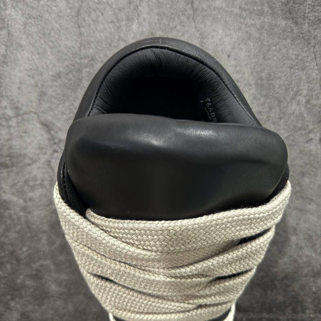 图片[8]-【莞顶渠道】RO欧文斯Rick owens 黑白胖丁 西瓜头款式“皮面粗鞋带面包鞋” 进口原料牛皮莞产超级顶货 新配色陆续上架 产品只会越做越漂亮💯 鞋头采用原版一致工艺 又翘又歪的效果目前这个技术市面上的任何版本都达不到这个效果 私模开发 细节一步到位不敢说百分百💯保证有百分之98还原 慢工出细活 好的产品不怕晚 这次的开发针对艺术家 收藏家 高品质 的人群 水染粒面小牛皮材质，和针车间距都是极致还原！ 顶级头层的小牛皮，质感无敌，奢侈品的触感！ 定制品牌logo的拉链！超大一比一规格礼盒装，重达3斤以上，外加定制欧文斯保护盒！ 配有日文、英文，双语种配件卡片！细节诠释，一件不落。 鞋盒翻盖 三标，正面+底部都一一做到！虽然增加不了实质的成本，但是打磨产品的细节，再微小也会还原！ 尺码：35 36 37 38 39 40 41 42 43 44 45 46-选品中心