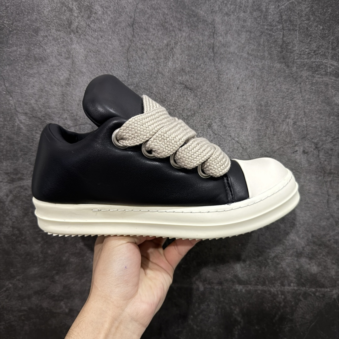 【莞顶渠道】RO欧文斯Rick owens 黑白胖丁 西瓜头款式“皮面粗鞋带面包鞋” 进口原料牛皮莞产超级顶货 新配色陆续上架 产品只会越做越漂亮💯 鞋头采用原版一致工艺 又翘又歪的效果目前这个技术市面上的任何版本都达不到这个效果 私模开发 细节一步到位不敢说百分百💯保证有百分之98还原 慢工出细活 好的产品不怕晚 这次的开发针对艺术家 收藏家 高品质 的人群 水染粒面小牛皮材质，和针车间距都是极致还原！ 顶级头层的小牛皮，质感无敌，奢侈品的触感！ 定制品牌logo的拉链！超大一比一规格礼盒装，重达3斤以上，外加定制欧文斯保护盒！ 配有日文、英文，双语种配件卡片！细节诠释，一件不落。 鞋盒翻盖 三标，正面+底部都一一做到！虽然增加不了实质的成本，但是打磨产品的细节，再微小也会还原！ 尺码：35 36 37 38 39 40 41 42 43 44 45 46-选品中心