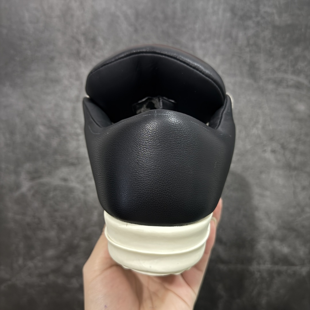 图片[4]-【莞顶渠道】RO欧文斯Rick owens 黑白胖丁 西瓜头款式“皮面粗鞋带面包鞋” 进口原料牛皮莞产超级顶货 新配色陆续上架 产品只会越做越漂亮💯 鞋头采用原版一致工艺 又翘又歪的效果目前这个技术市面上的任何版本都达不到这个效果 私模开发 细节一步到位不敢说百分百💯保证有百分之98还原 慢工出细活 好的产品不怕晚 这次的开发针对艺术家 收藏家 高品质 的人群 水染粒面小牛皮材质，和针车间距都是极致还原！ 顶级头层的小牛皮，质感无敌，奢侈品的触感！ 定制品牌logo的拉链！超大一比一规格礼盒装，重达3斤以上，外加定制欧文斯保护盒！ 配有日文、英文，双语种配件卡片！细节诠释，一件不落。 鞋盒翻盖 三标，正面+底部都一一做到！虽然增加不了实质的成本，但是打磨产品的细节，再微小也会还原！ 尺码：35 36 37 38 39 40 41 42 43 44 45 46-选品中心