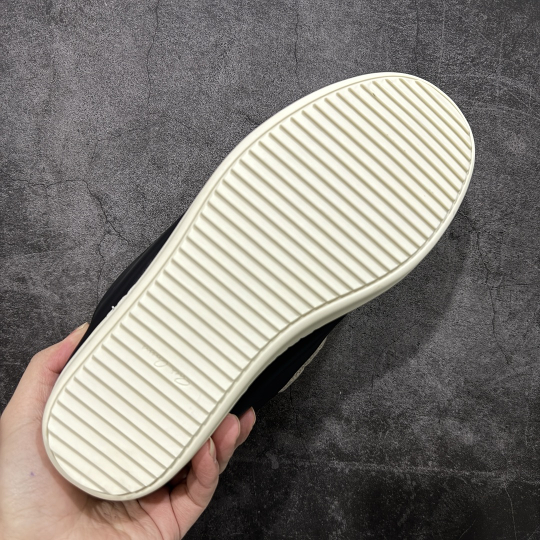 图片[9]-【莞顶渠道】RO欧文斯Rick owens 黑白胖丁 西瓜头款式“皮面粗鞋带面包鞋” 进口原料牛皮莞产超级顶货 新配色陆续上架 产品只会越做越漂亮💯 鞋头采用原版一致工艺 又翘又歪的效果目前这个技术市面上的任何版本都达不到这个效果 私模开发 细节一步到位不敢说百分百💯保证有百分之98还原 慢工出细活 好的产品不怕晚 这次的开发针对艺术家 收藏家 高品质 的人群 水染粒面小牛皮材质，和针车间距都是极致还原！ 顶级头层的小牛皮，质感无敌，奢侈品的触感！ 定制品牌logo的拉链！超大一比一规格礼盒装，重达3斤以上，外加定制欧文斯保护盒！ 配有日文、英文，双语种配件卡片！细节诠释，一件不落。 鞋盒翻盖 三标，正面+底部都一一做到！虽然增加不了实质的成本，但是打磨产品的细节，再微小也会还原！ 尺码：35 36 37 38 39 40 41 42 43 44 45 46-选品中心