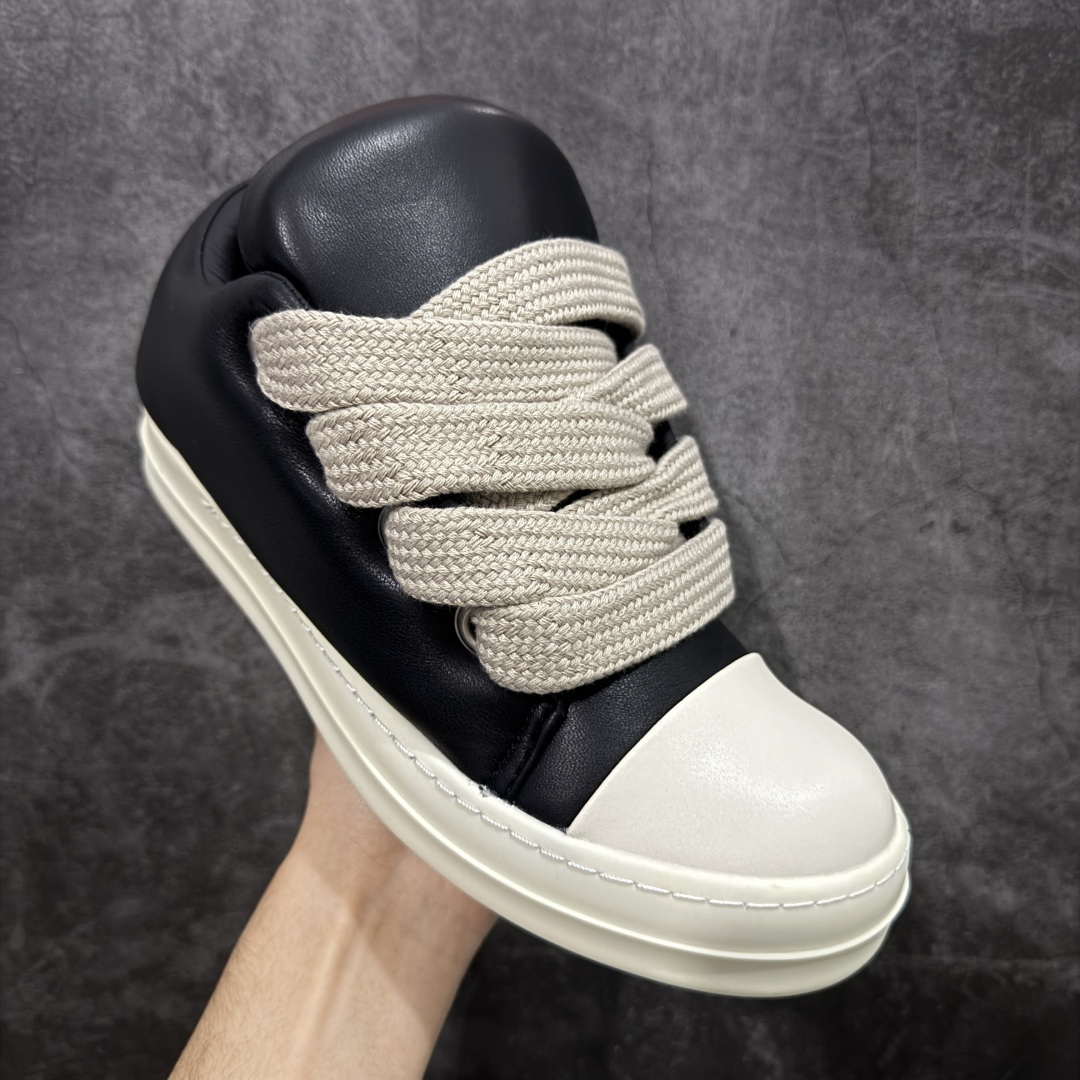 图片[3]-【莞顶渠道】RO欧文斯Rick owens 黑白胖丁 西瓜头款式“皮面粗鞋带面包鞋” 进口原料牛皮莞产超级顶货 新配色陆续上架 产品只会越做越漂亮💯 鞋头采用原版一致工艺 又翘又歪的效果目前这个技术市面上的任何版本都达不到这个效果 私模开发 细节一步到位不敢说百分百💯保证有百分之98还原 慢工出细活 好的产品不怕晚 这次的开发针对艺术家 收藏家 高品质 的人群 水染粒面小牛皮材质，和针车间距都是极致还原！ 顶级头层的小牛皮，质感无敌，奢侈品的触感！ 定制品牌logo的拉链！超大一比一规格礼盒装，重达3斤以上，外加定制欧文斯保护盒！ 配有日文、英文，双语种配件卡片！细节诠释，一件不落。 鞋盒翻盖 三标，正面+底部都一一做到！虽然增加不了实质的成本，但是打磨产品的细节，再微小也会还原！ 尺码：35 36 37 38 39 40 41 42 43 44 45 46-选品中心